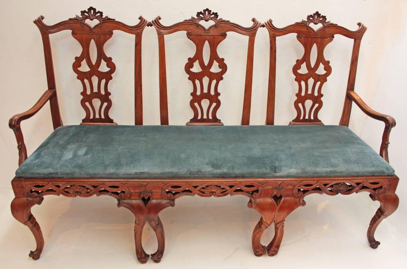 Continental Walnut Chair Back Settee in the George II Taste In Good Condition In Dallas, TX