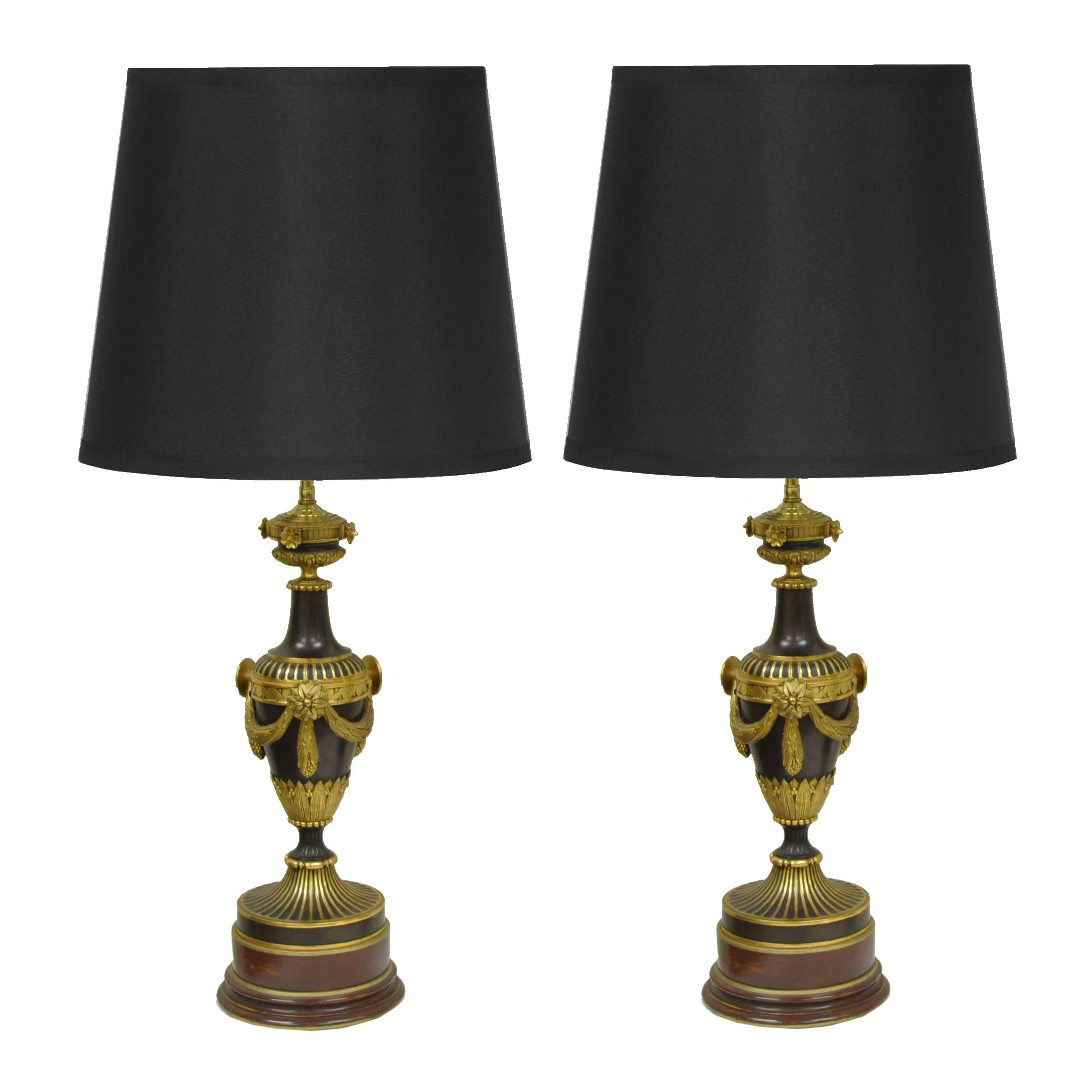 Paar französische neoklassizistische Empire-Tischlampen in Urnenform aus vergoldeter Bronze des 19. Jahrhunderts