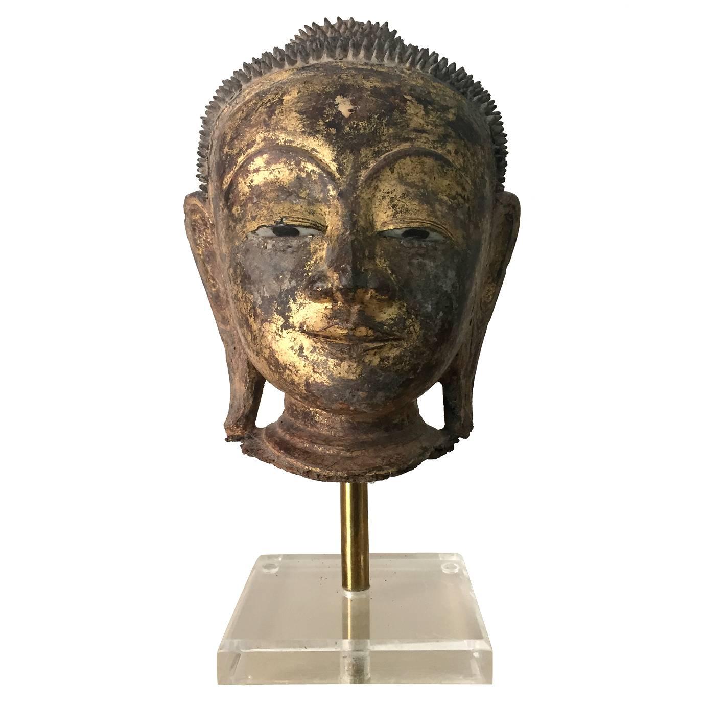Una squisita statua antica di testa di Buddha del sud-est asiatico