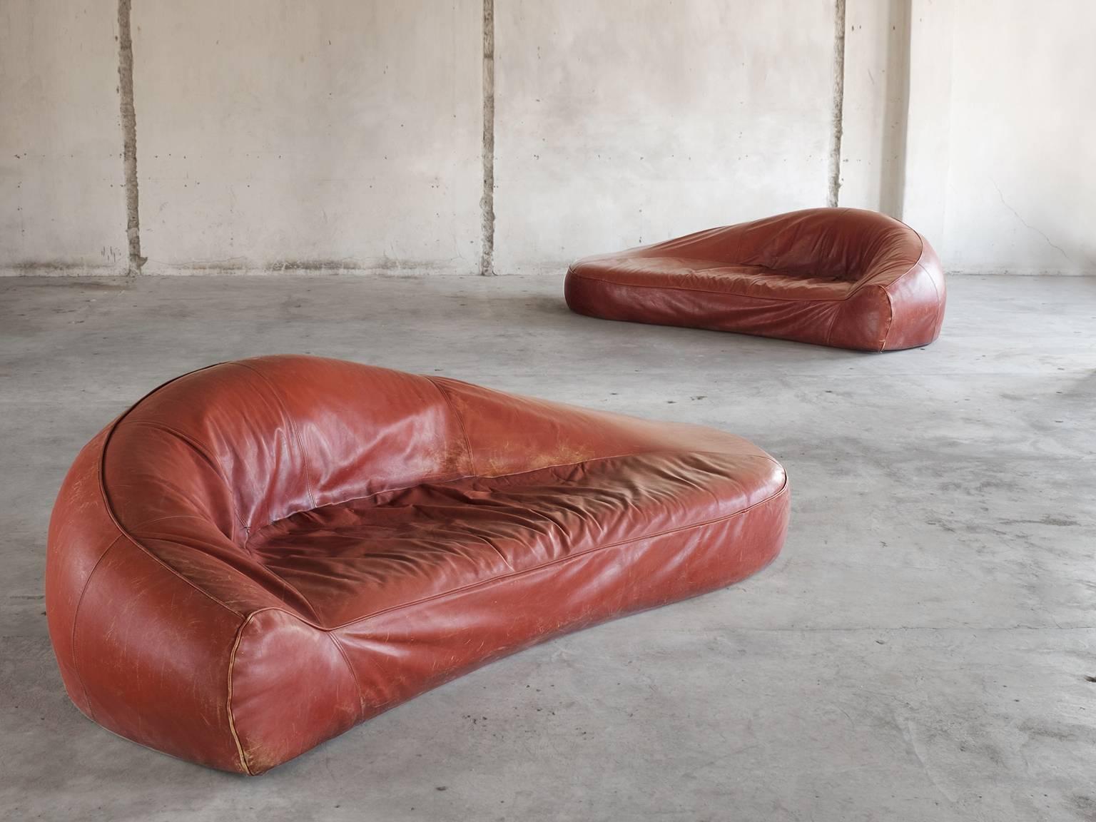 Exceptional Set of Two Organic Shaped Sofa's in Patinated Leather  In Good Condition In Waalwijk, NL