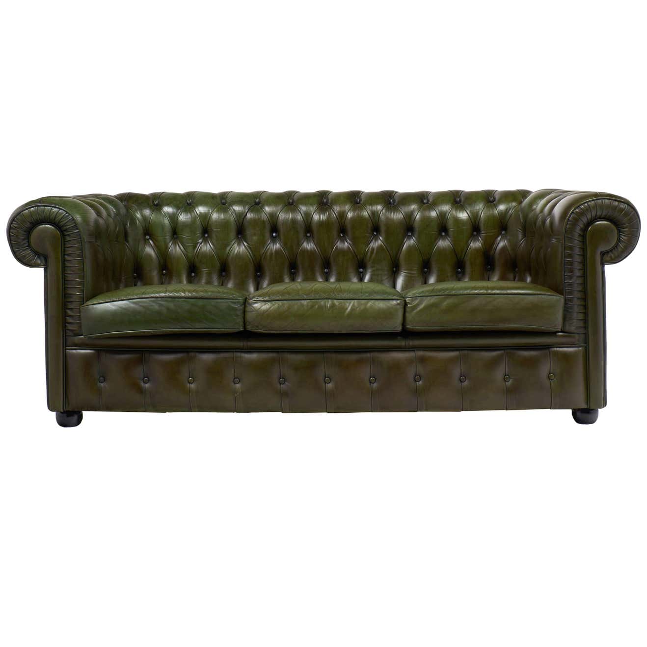 Classic Chesterfield Couches - Da Rocha
