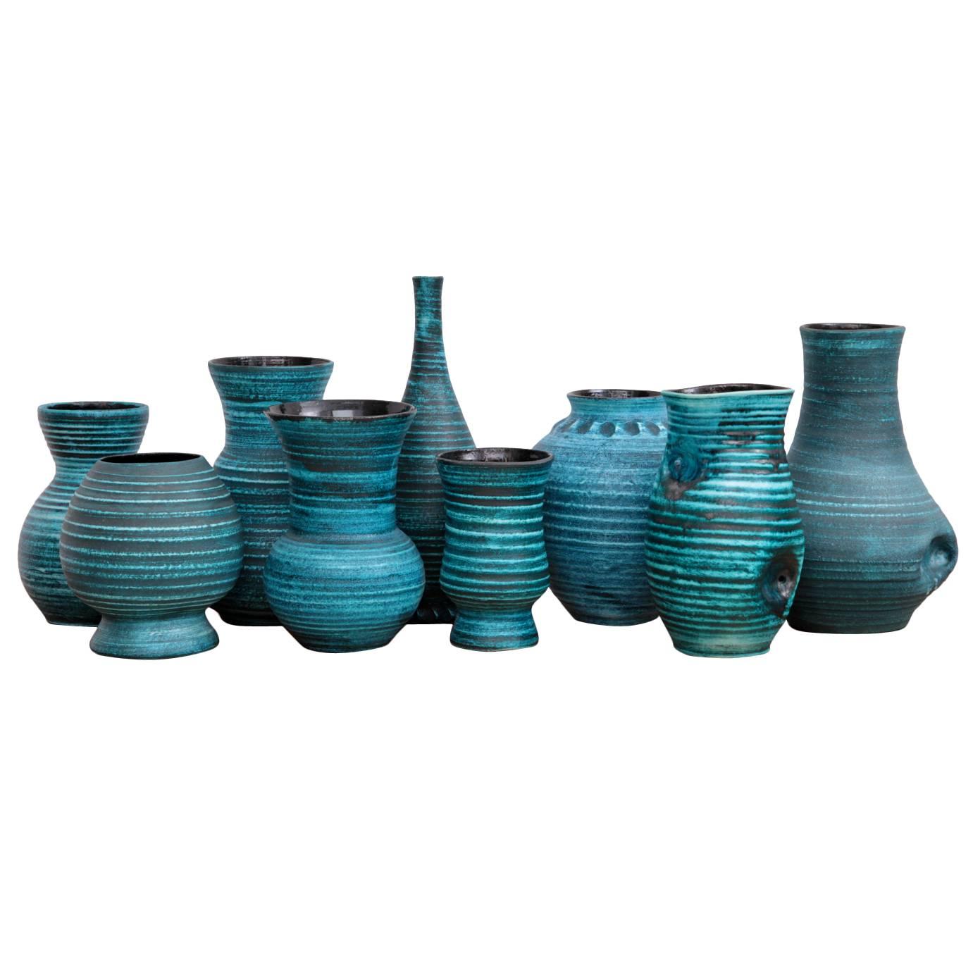 Ensemble de neuf vases en céramique à bandes bleues "Gaulois" d'Accolay:: France:: années 1960