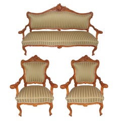 Suite de salon baroque italienne du 18ème siècle comprenant deux fauteuils et un canapé