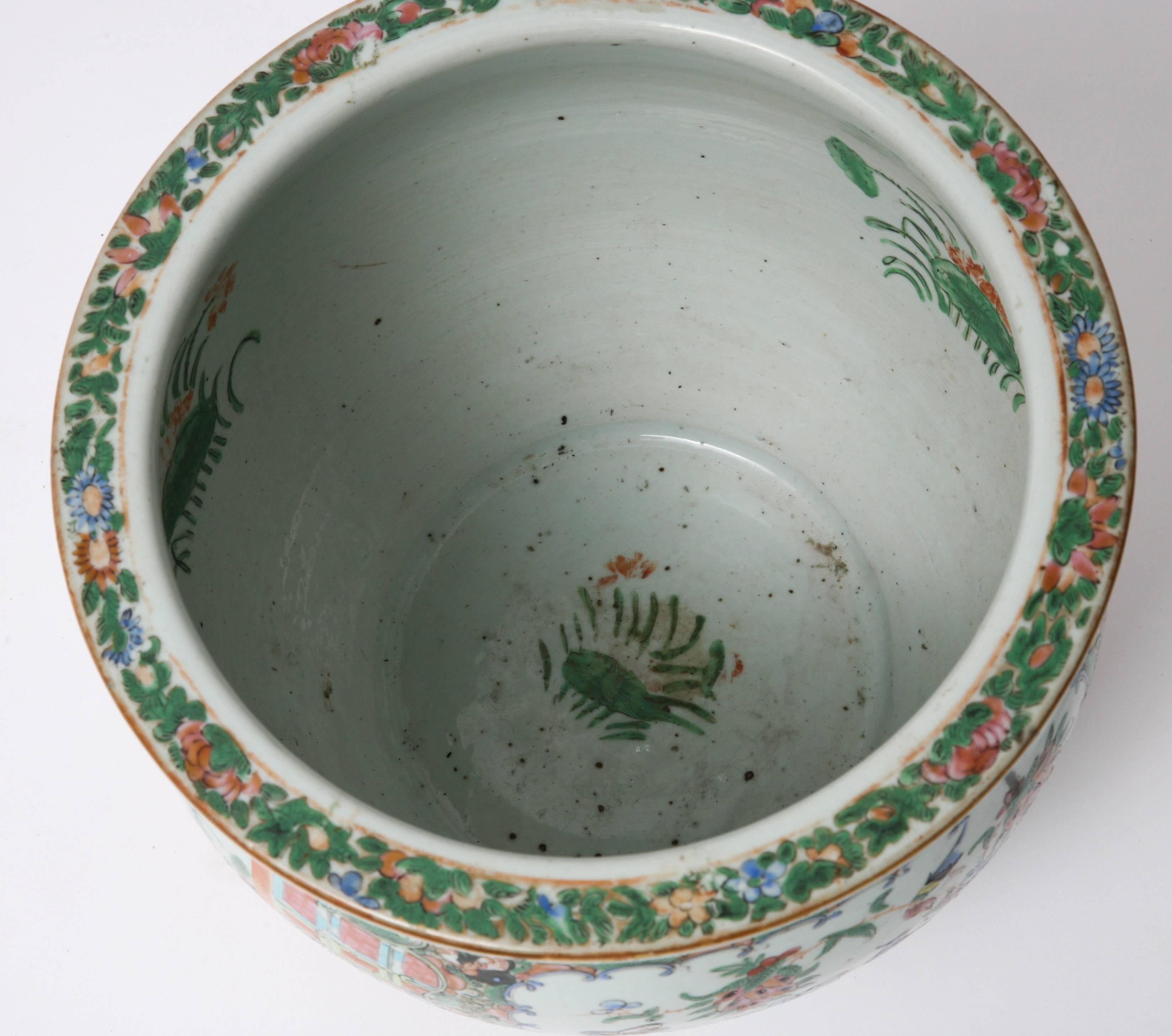 Early 19th Century Chinese Export Rose Medallion Cachepot / Jardiniere In Fair Condition In West Palm Beach, FL