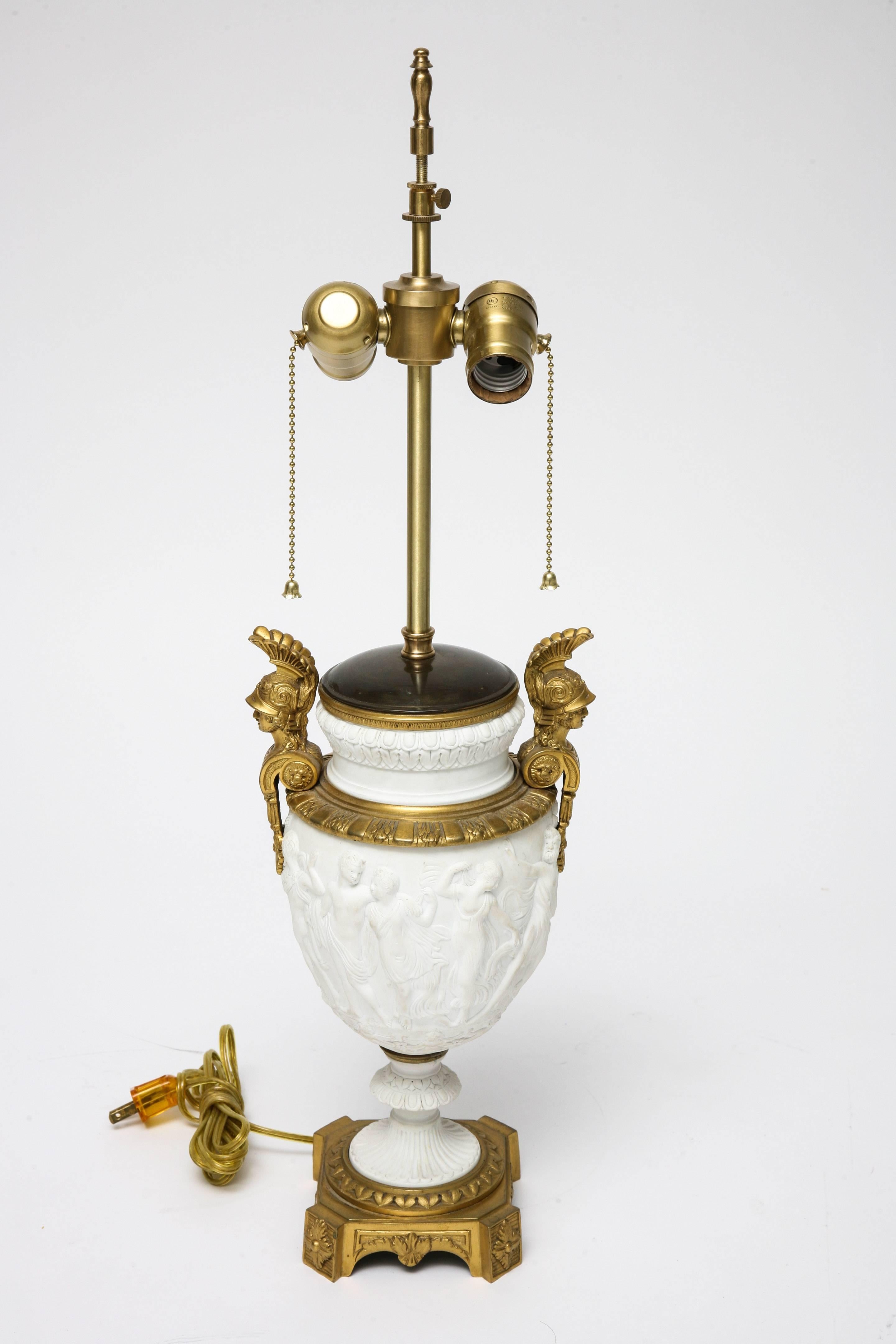 Diese stilvolle Vase aus dem späten 19. Jahrhundert im Louis-XVI-Stil aus Biskuit mit Bronze-Doré-Beschlägen stammt aus der Zeit um 1880 und wurde in eine Tischlampe umgewandelt. Dieses Stück ist wunderschön detailliert mit bronzenen Athenischen
