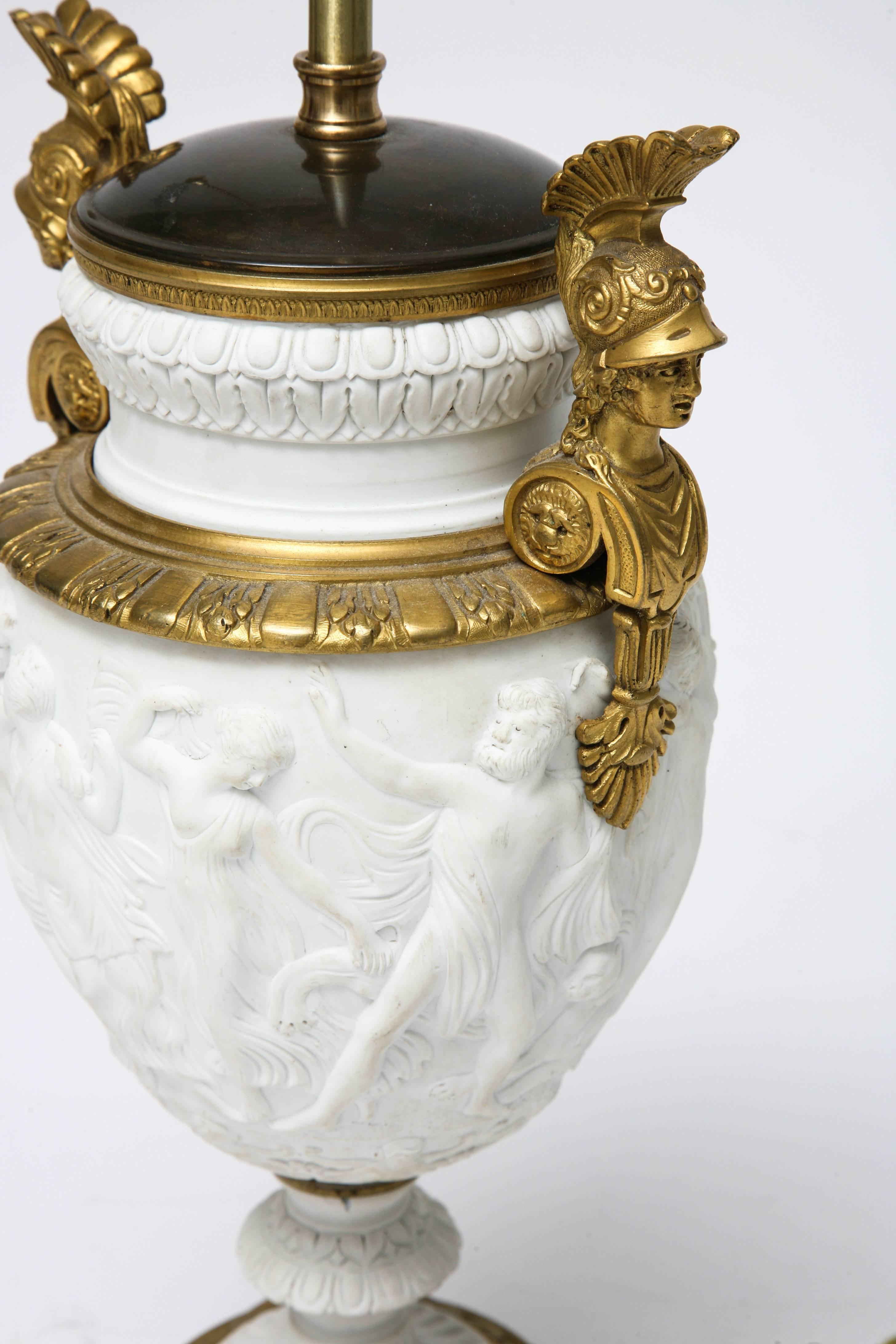 Moulage Lampe de bureau de style néoclassique, vase bisque du XIXe siècle avec montures en bronze doré en vente