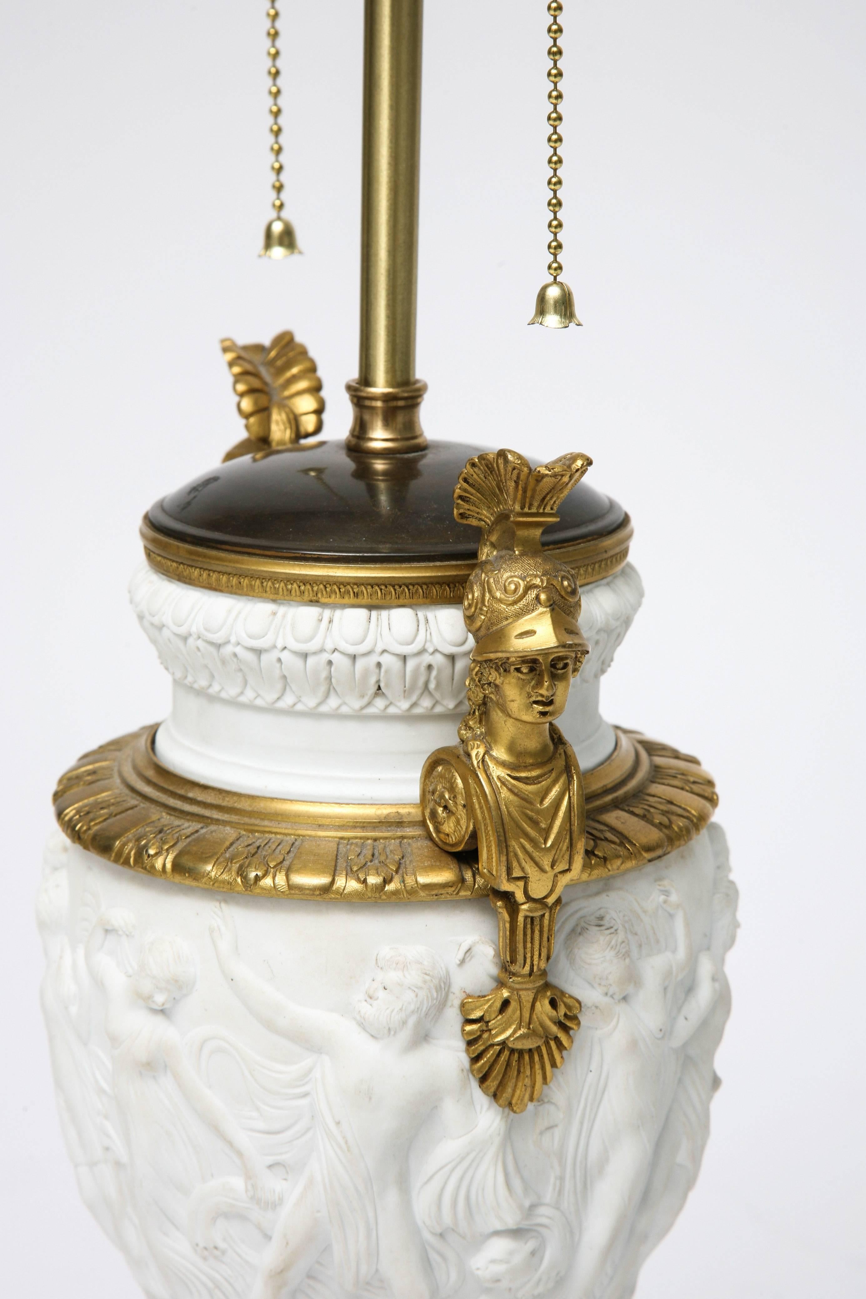 Neoklassizistische Tischlampe im Stil des 19. Jahrhunderts, Biskuitvase mit Goldbronze-Beschlägen im Zustand „Gut“ im Angebot in West Palm Beach, FL