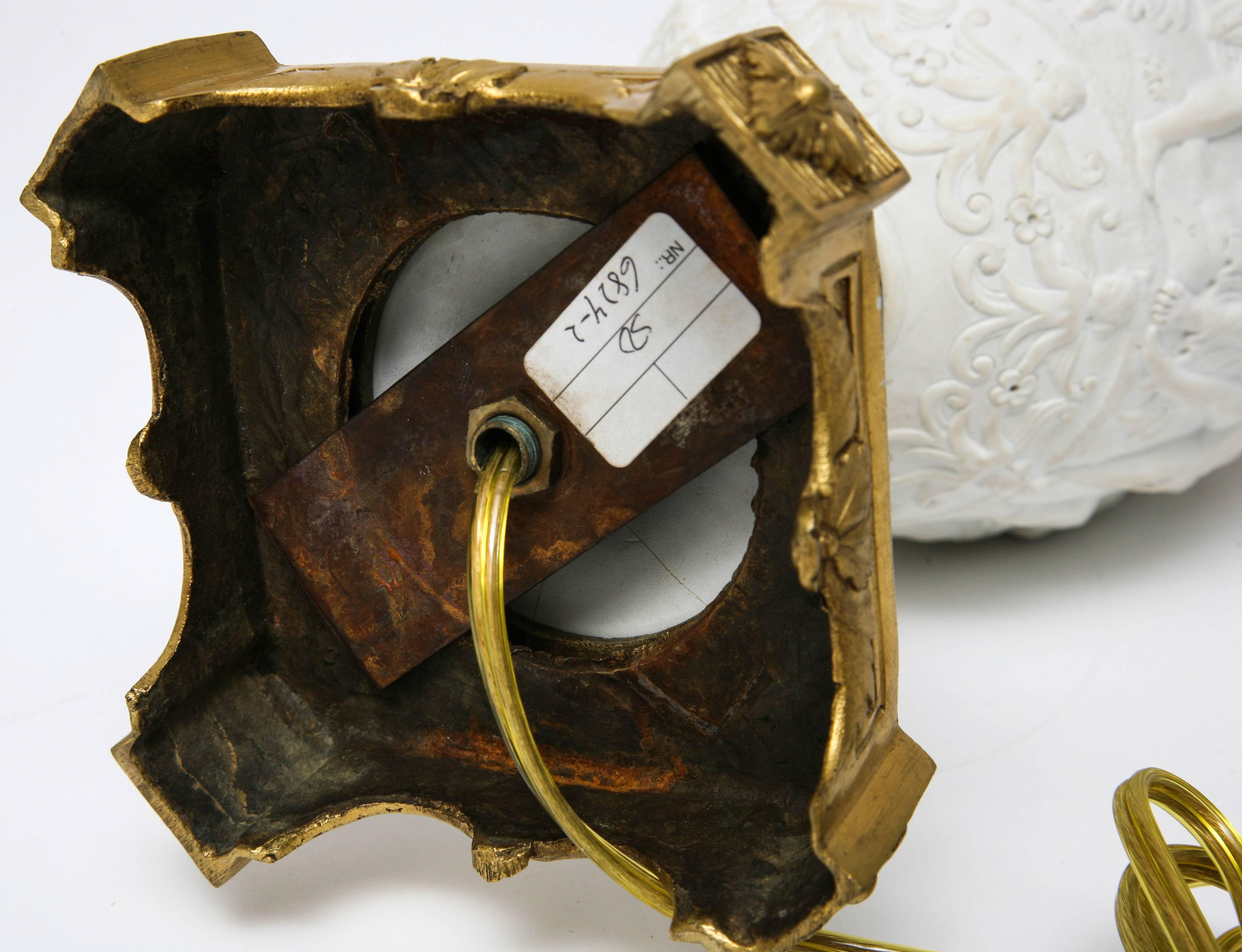 Neoklassizistische Tischlampe im Stil des 19. Jahrhunderts, Biskuitvase mit Goldbronze-Beschlägen im Angebot 3