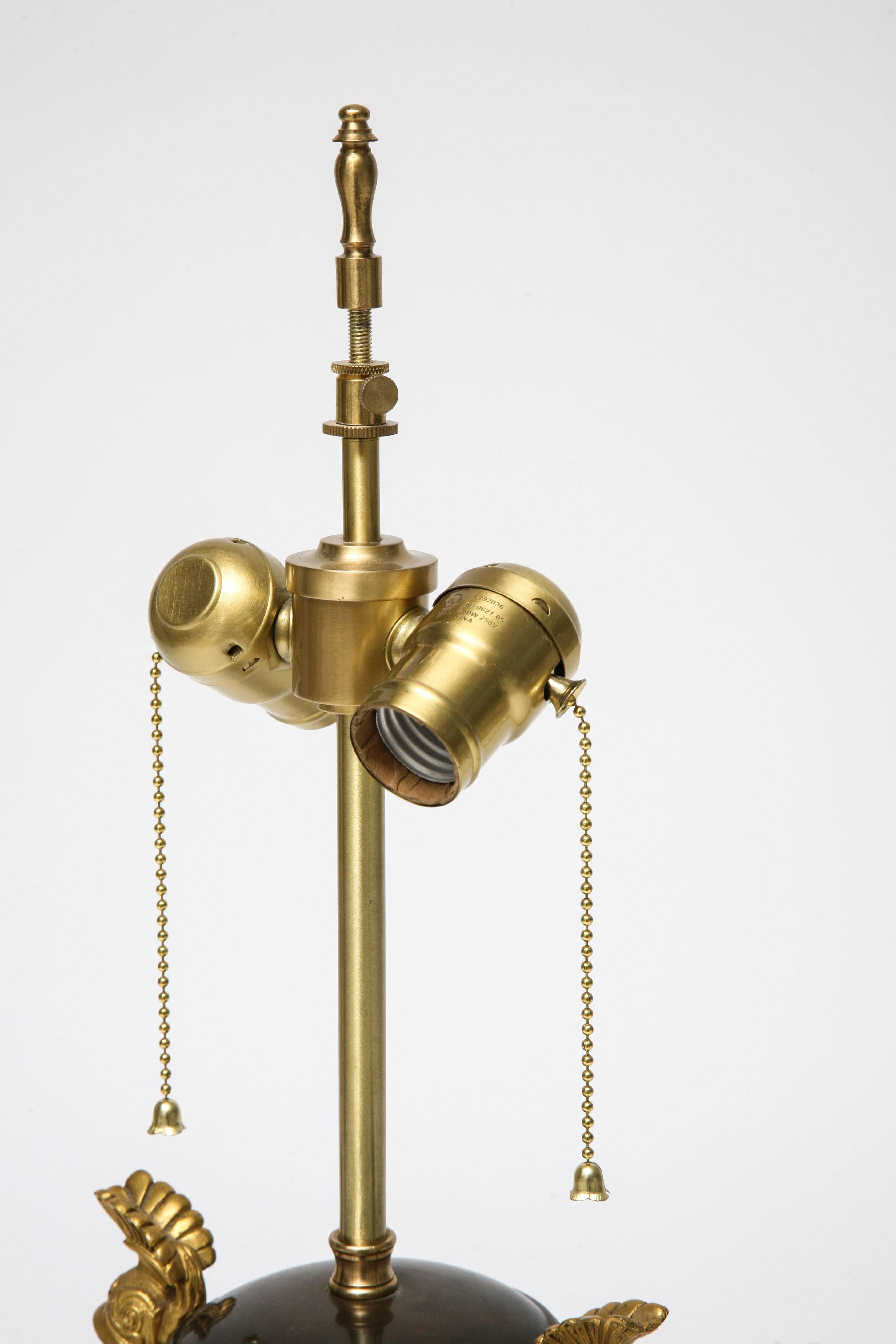 Neoklassizistische Tischlampe im Stil des 19. Jahrhunderts, Biskuitvase mit Goldbronze-Beschlägen im Angebot 1