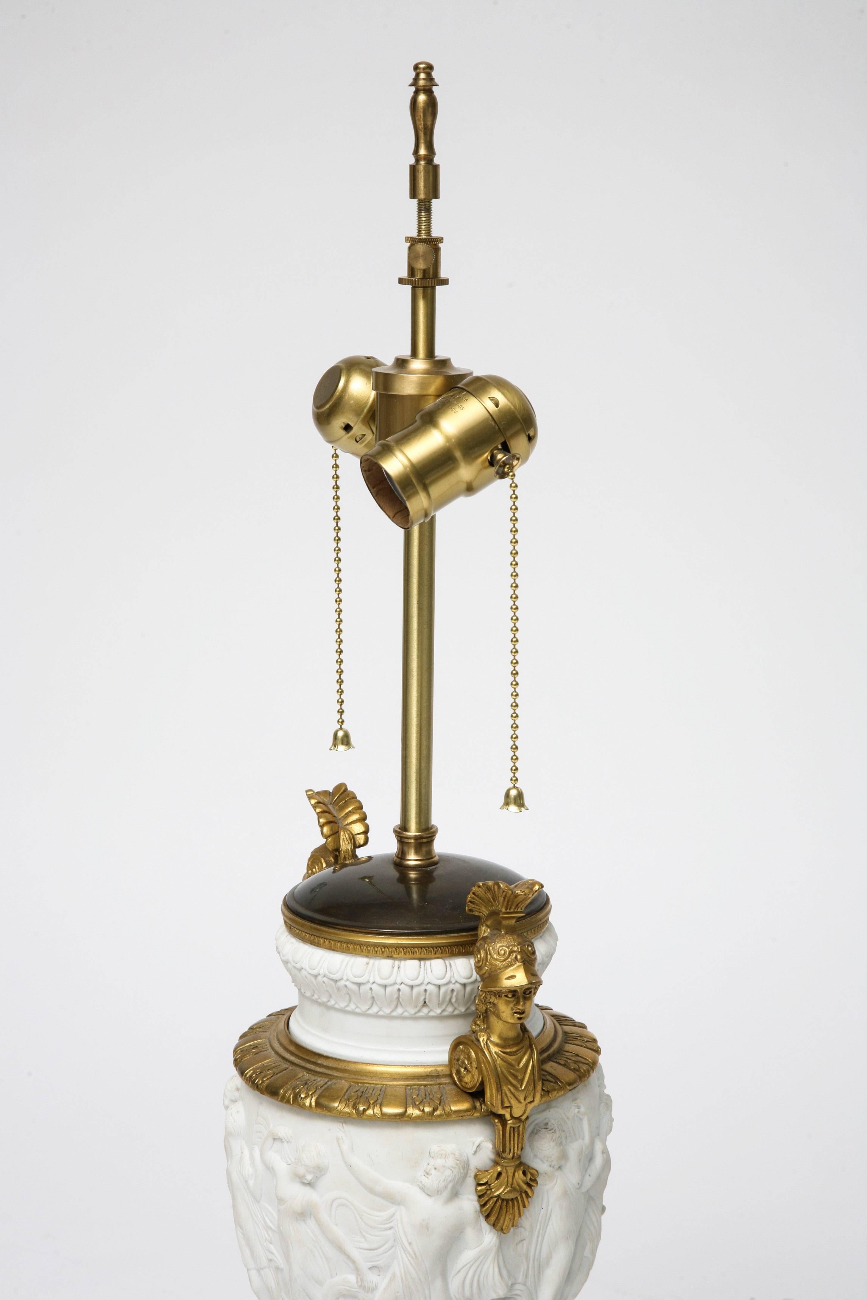 Neoklassizistische Tischlampe im Stil des 19. Jahrhunderts, Biskuitvase mit Goldbronze-Beschlägen (Bronze) im Angebot
