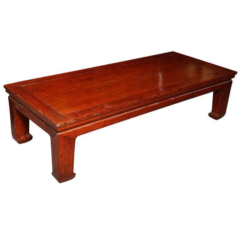 Ancienne table de chevet / table basse chinoise en bois d'orme laqué rouge du 19ème siècle