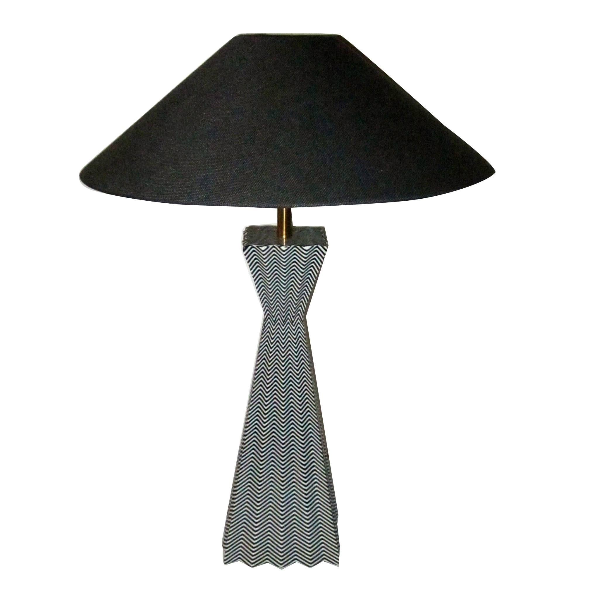 Paire de lampes contemporaines de forme pyramidale à motif zig-zag noir et blanc.
La base est de 6