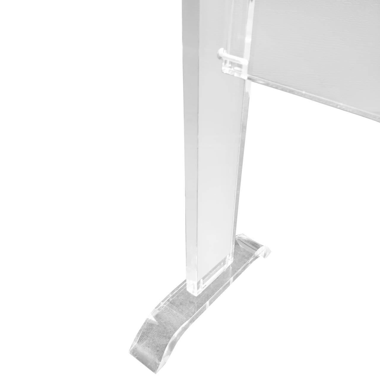 Late 20th Century Mid-Century Modern Thick Lucite Towel Rack