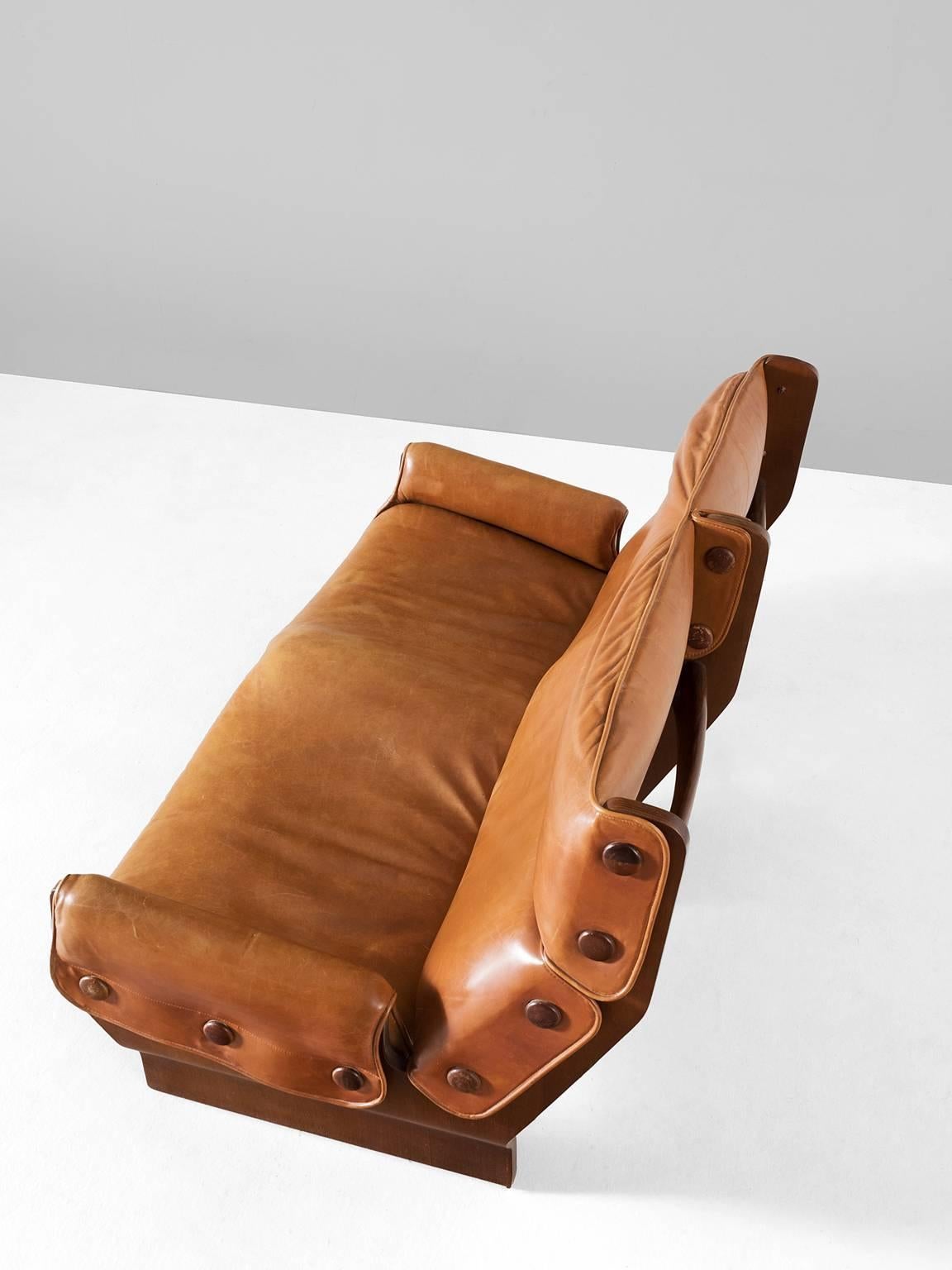 Osvaldo Borsani Teak and Cognac Leather Sofa for Tecno, Italy In Good Condition In Waalwijk, NL