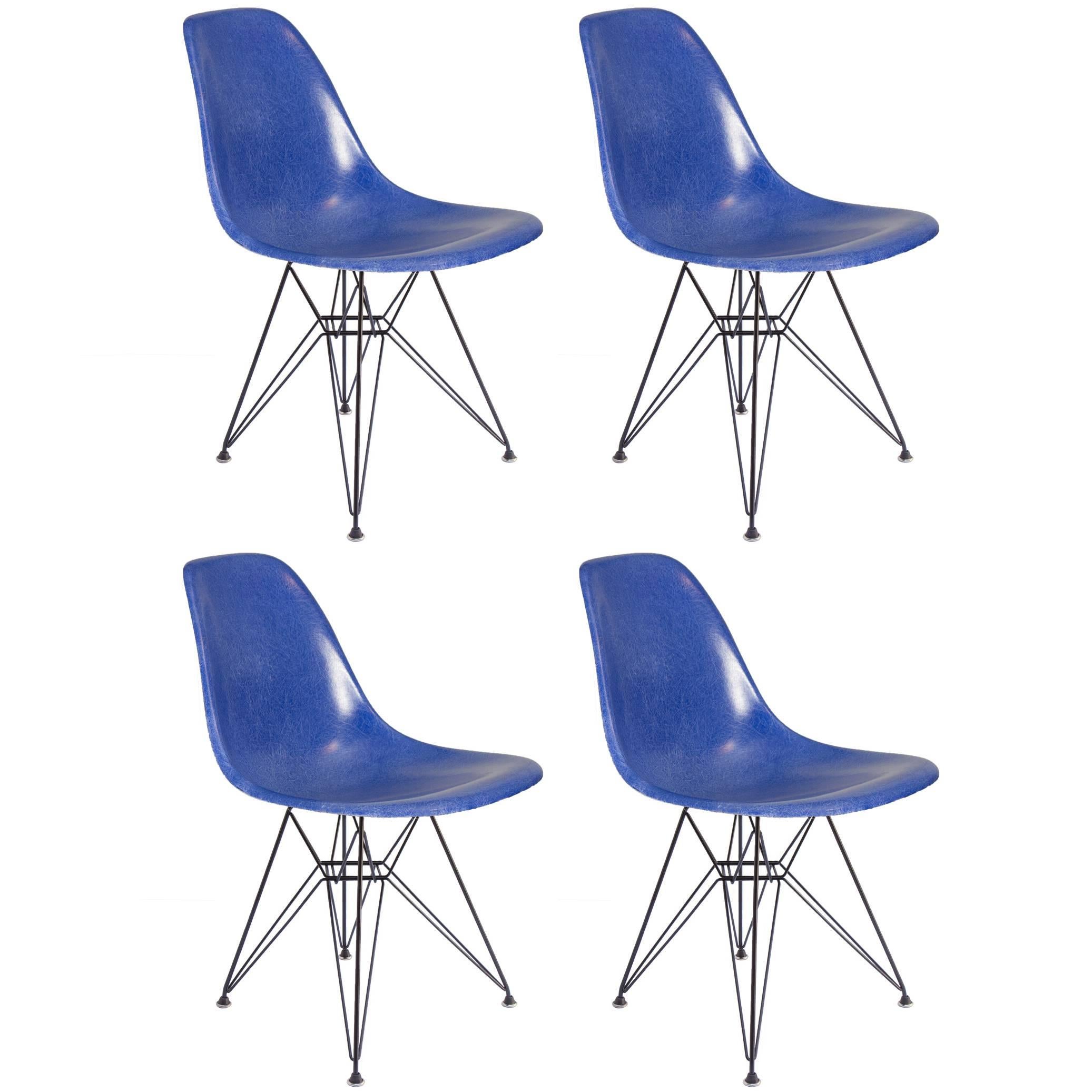 Chaise Eames pour Herman Miller Ultramarine en fibre de verre bleue coquillage