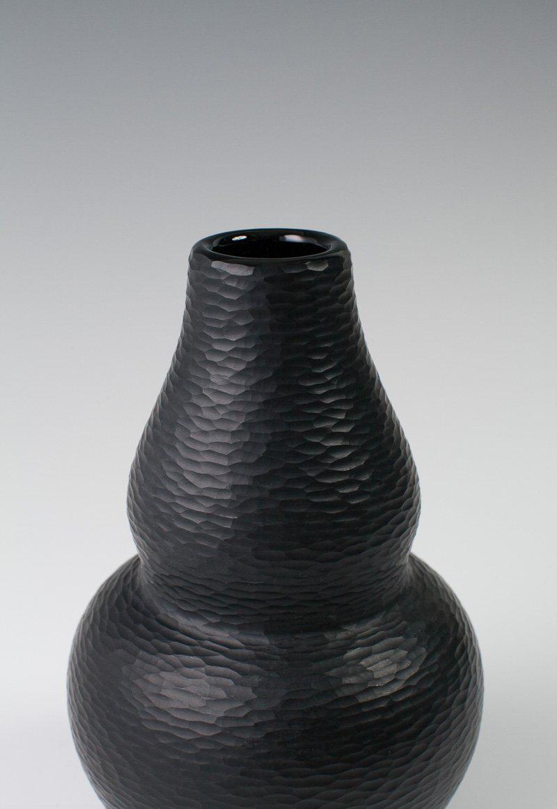 Very important Carlo Scarpa vase, produced by Venini in his time at Venini, 1940.
Double gourd shape. Measures: H 24 cm. Format: Venini & C., Murano. Deep purple, black glass appearing a region-wide surface grinding. On the ground: Venini Murano