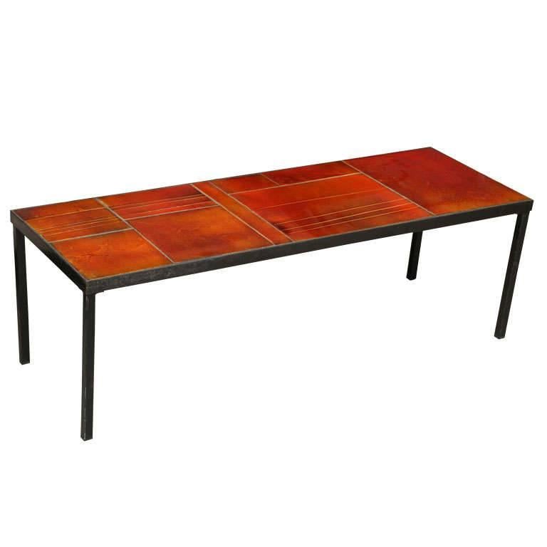 Roger Capron - Table basse vintage avec carreaux de lave en céramique sur un cadre métallique