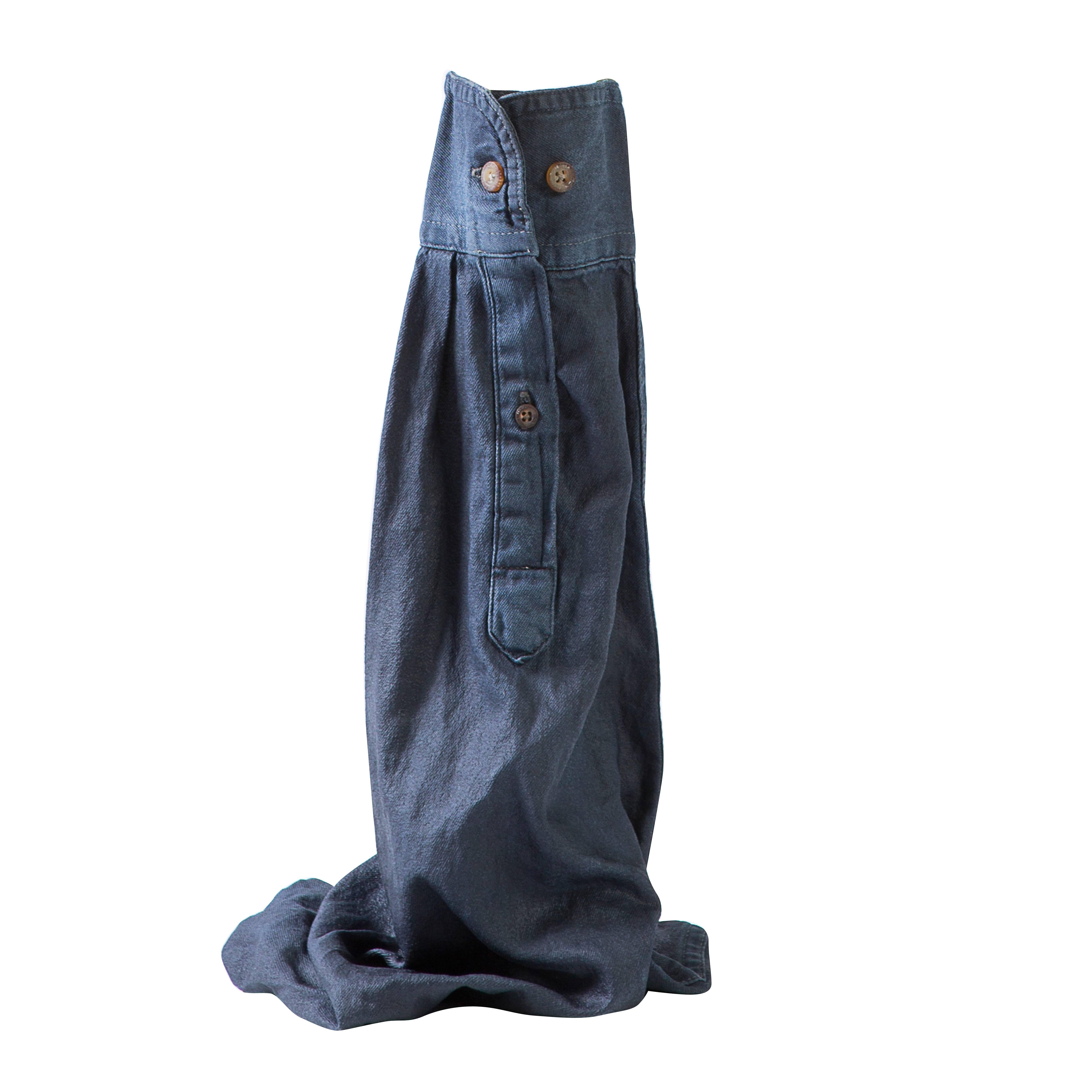 Zeitgenössische Vase aus Denim:: hergestellt aus gehärteten blauen Jeansjacken:: die getragen wurden im Zustand „Neu“ in Brooklyn, NY