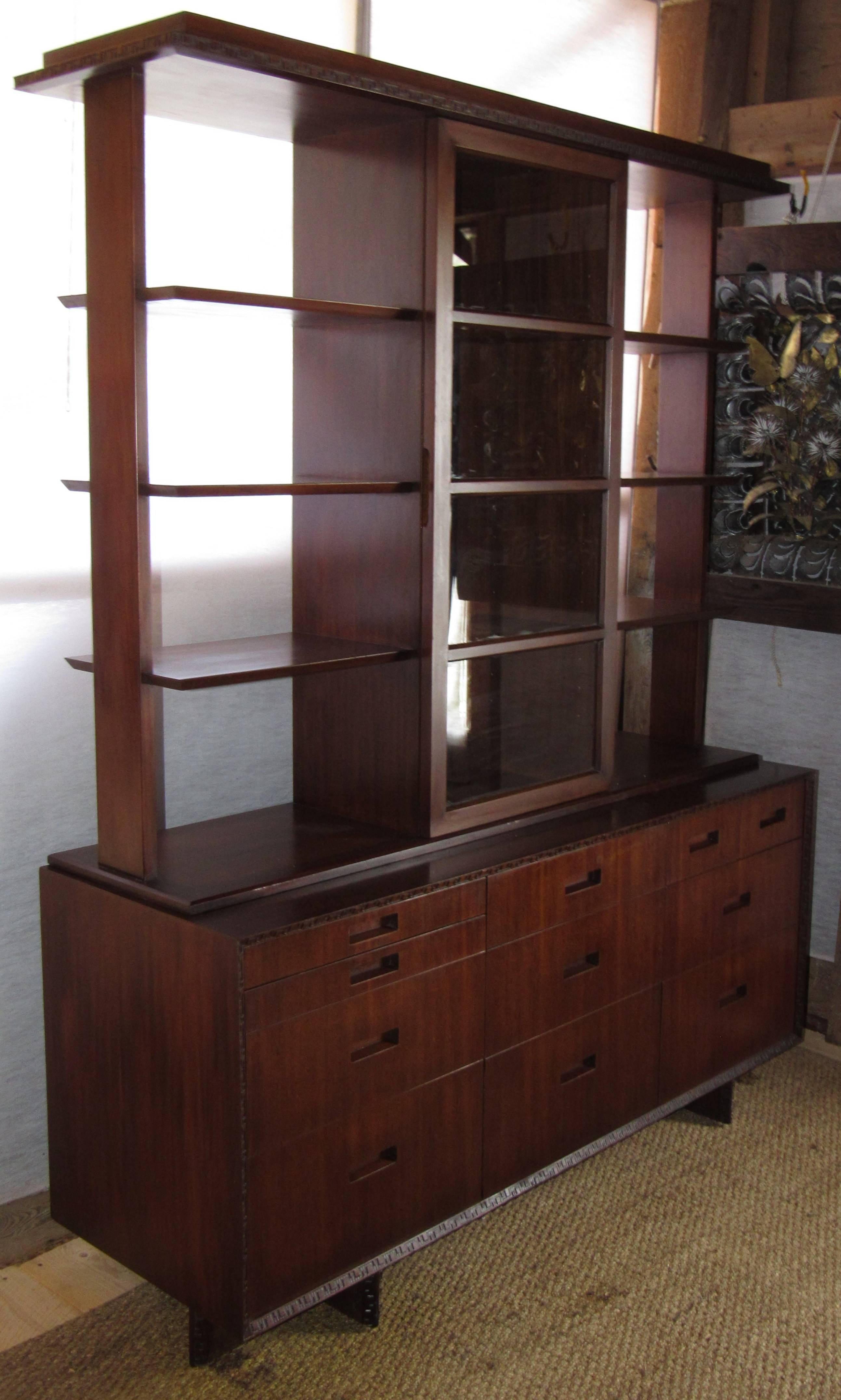 Beautiful mahogany sideboard / china closet designed by Frank Lloyd Wright for Heritage Henredon in 1955 as part of his Taliesin line.
The credenza has been professionally conserved and is in excellent condition. Please contact me if you need any