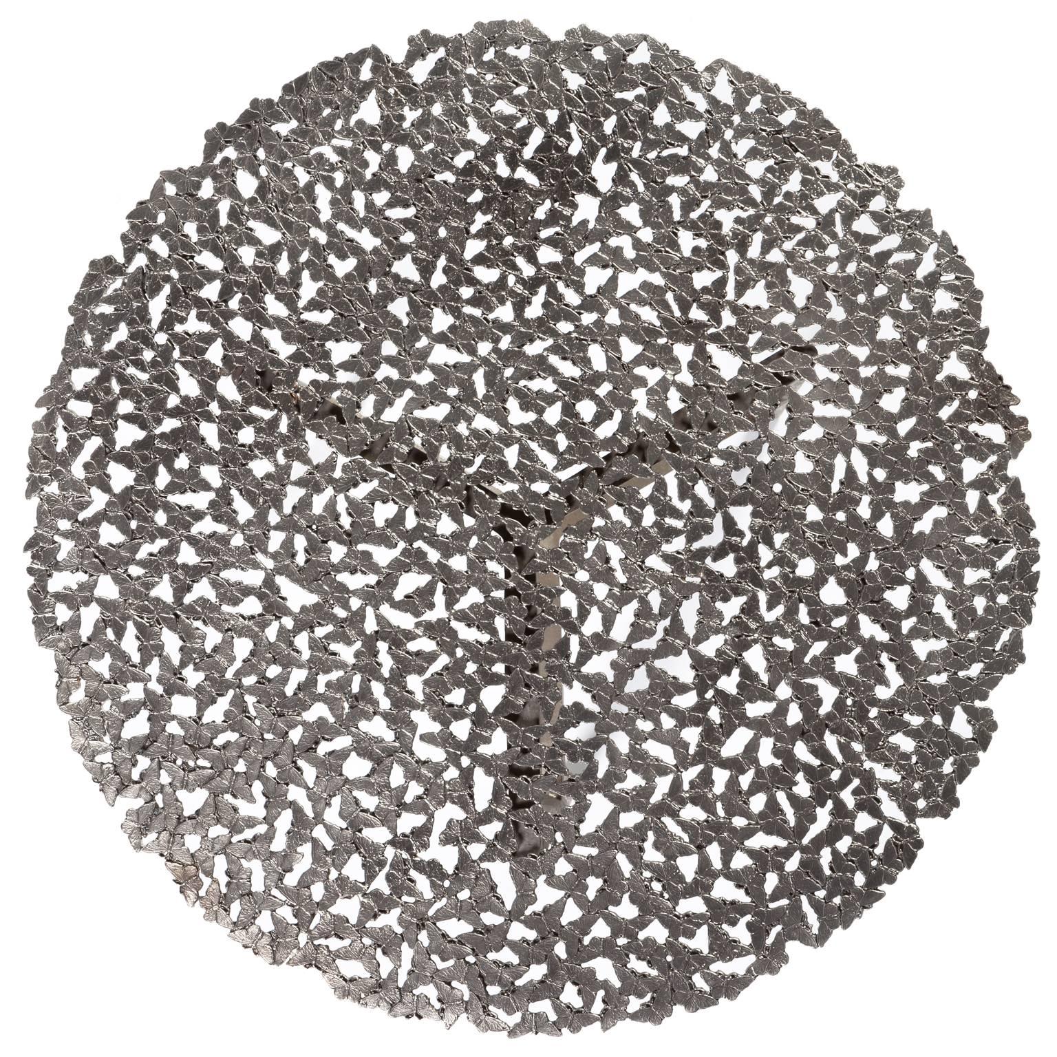 Un enjambre de mariposas tan delicadas como un mantel de encaje forma un sobremesa imperecedero de bronce blanco, fundido a la cera perdida por maestros artesanos italianos. Una mesa escultural tanto para interior como para exterior.

Este anuncio