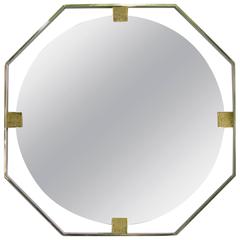 Italienischer zeitgenössischer minimalistischer verchromter achteckiger Spiegel mit Bronzeguss-Detail