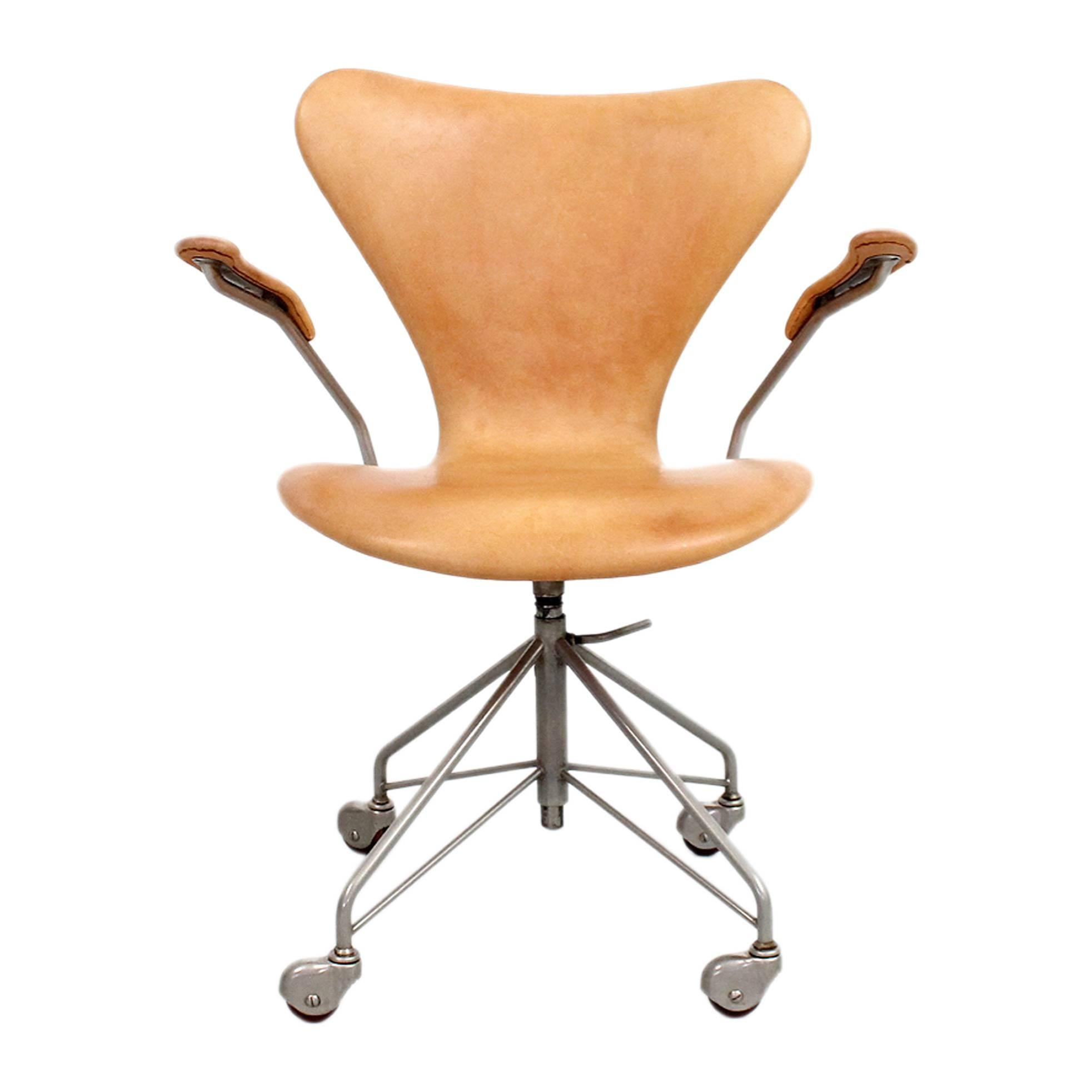 Sevener Desk Chair by Arne Jacobsen