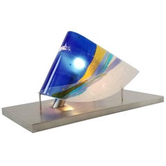 Grande lampe de bureau d'art en verre fusionné  sur socle en acier inoxydable, États-Unis, années 1980