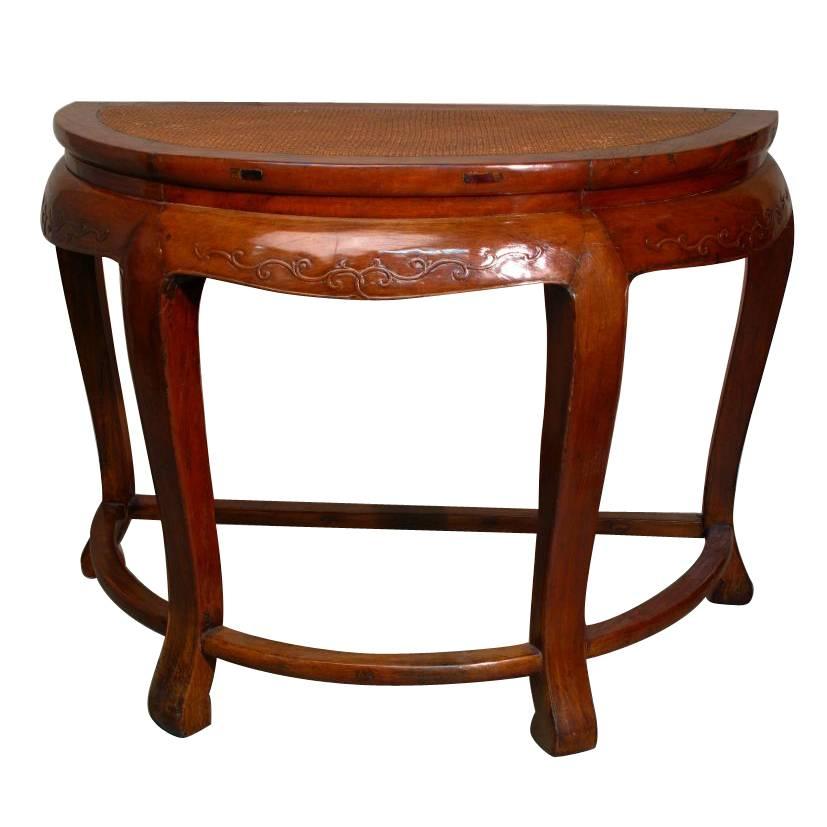 Table Demilune en bois d'Elmwoods chinois du 19ème siècle avec plateau en rotin tressé