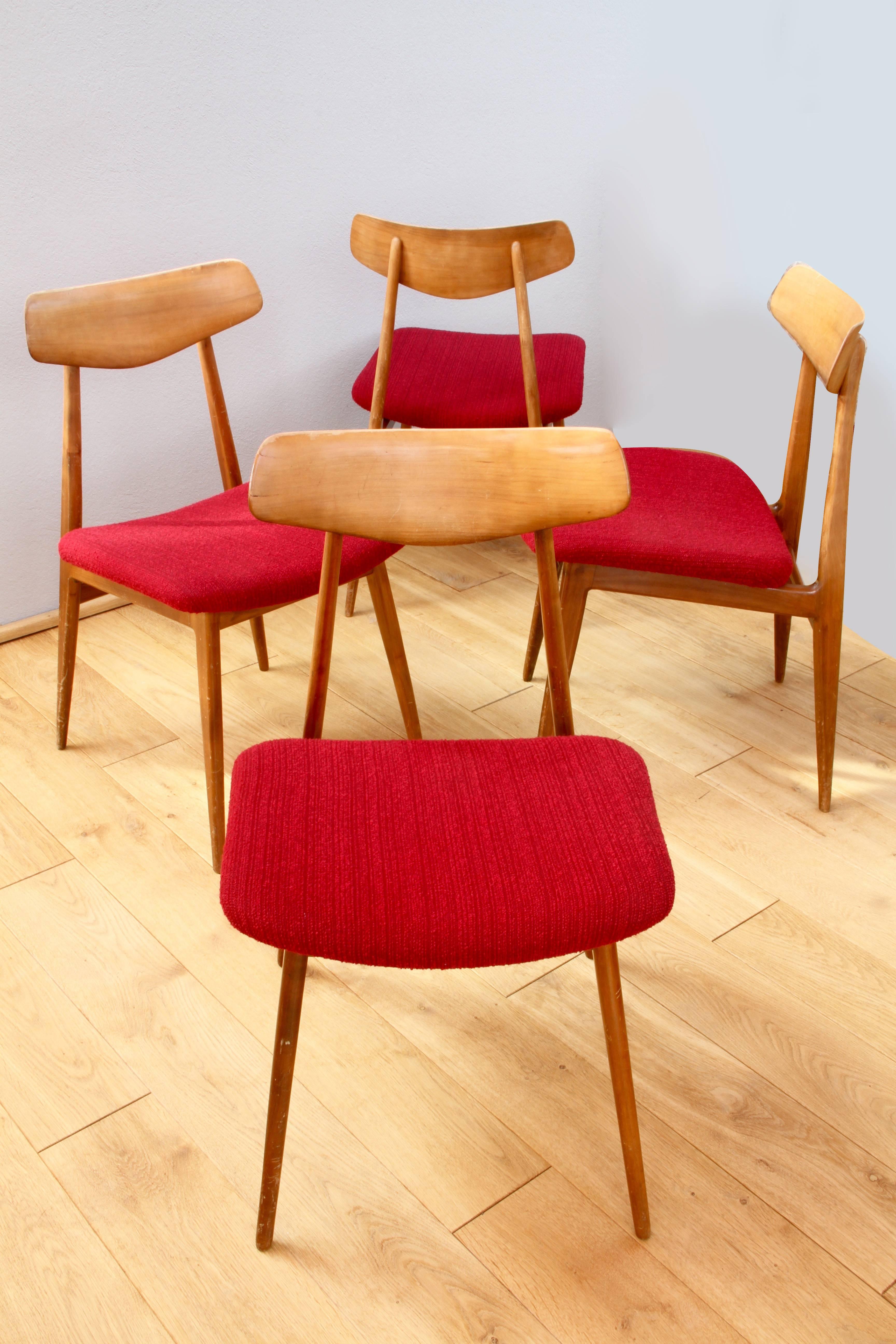 Vier Esszimmerstühle im Stil von Hans Wegner, hergestellt von Habeo Möbel, um 1954, komplett mit rotem Originalstoff.

Die Stühle von Habeo haben eine ähnliche Neigung wie die Wegner-Stühle, sowohl bei der Sitzfläche als auch bei der Rückenlehne, so