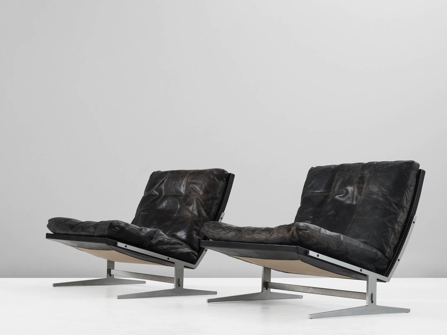 Pair of lounge chairs model BO561, in brushed steel and leather, by Preben Fabricius & Jørgen Kastholm, Denmark, 1962. 

Set of two modern slipper chairs in steel and leather. These chairs hold an L-shaped seating. This shape is repeated in the