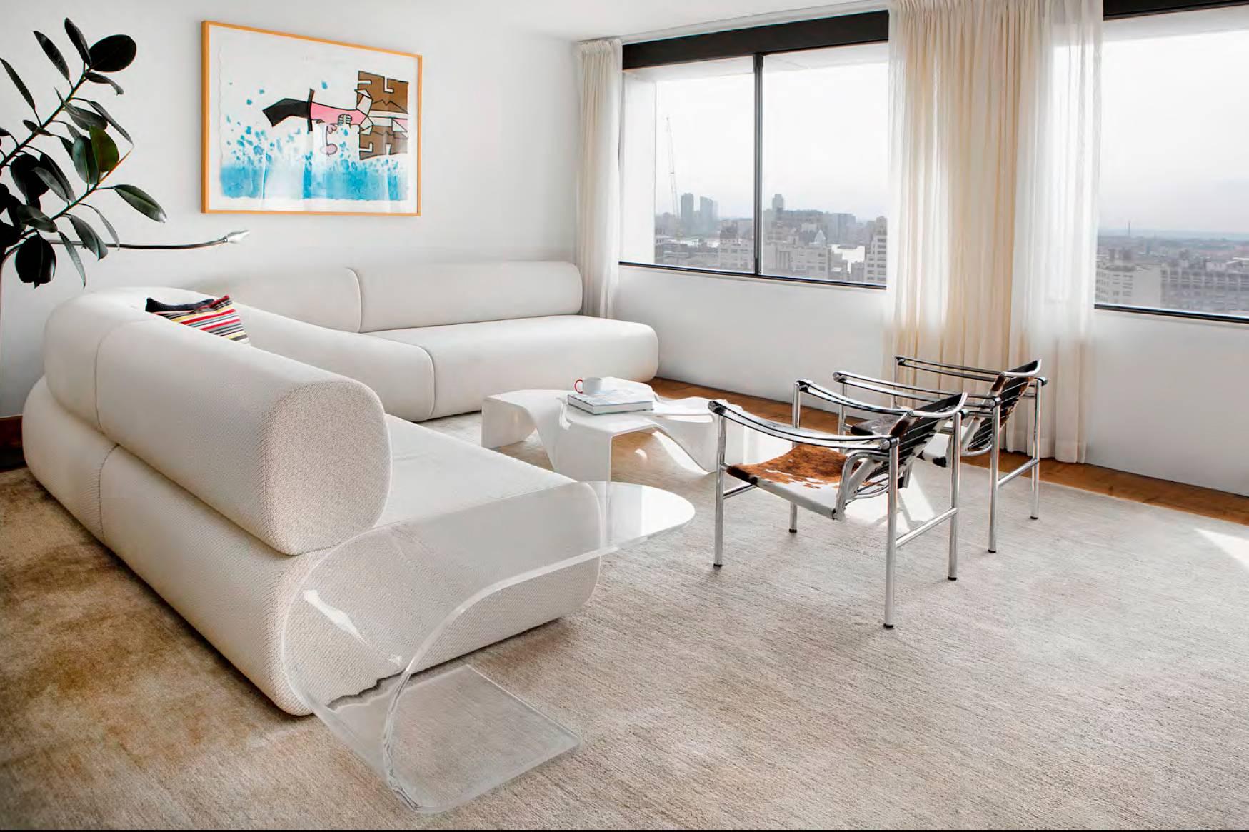 Cette table d'appoint en forme de C allongé avec plateau en porte-à-faux est fabriquée en acrylique recyclé transparent de 5/8
