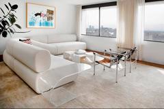 Zeitgenössischer Freischwinger-Beistelltisch aus transparentem, recyceltem Kunststoff-Acryl