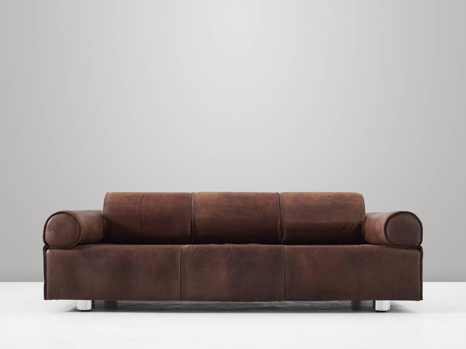 Sofa, in leather and metal, by Marzio Cecchie, Italy 1970s 

Rare daybed by Italian designer Marzio Cecchi. This sofa is made of thick dark brown buffalo leather. An admirable patina is visible on the leather. Traces of age and use has created a