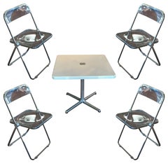 Table à cartes pliante en métal moderne et quatre chaises "Plia" par Piretti pour Castelli