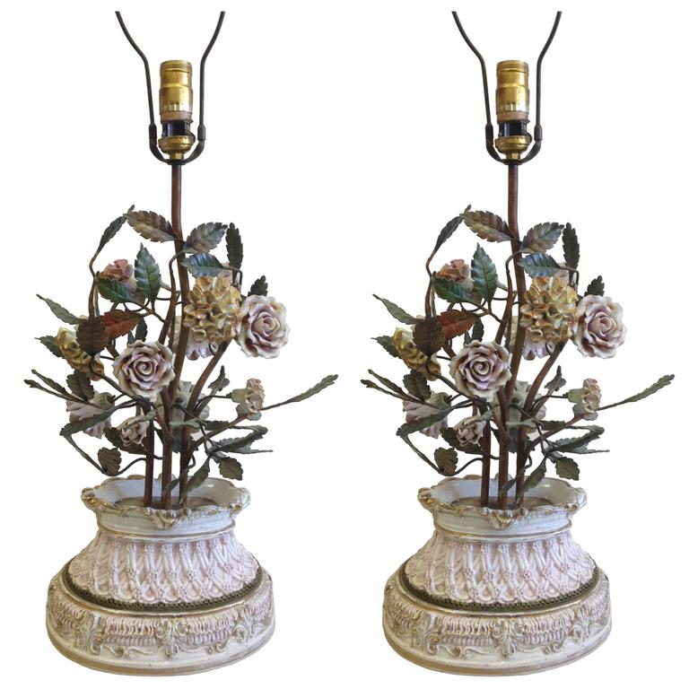 Paire de lampes de bureau italiennes à fleurs fabriquées à la main par Capodimonte, Italie, 1950