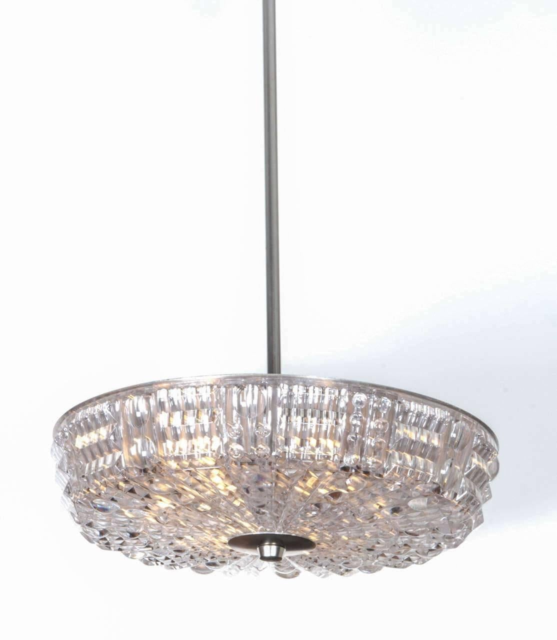 Apparecchio a sospensione modernista in cristallo sfaccettato sospeso su uno stelo e un baldacchino in nichel satinato. Il pendente ospita sei sorgenti luminose, ricablate per l'uso negli Stati Uniti da un elettricista certificato UL.