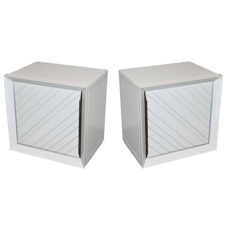 Frigerio 1970s Italian Pair of White Lacquered Wood Side Tables / Nightstands For Sale