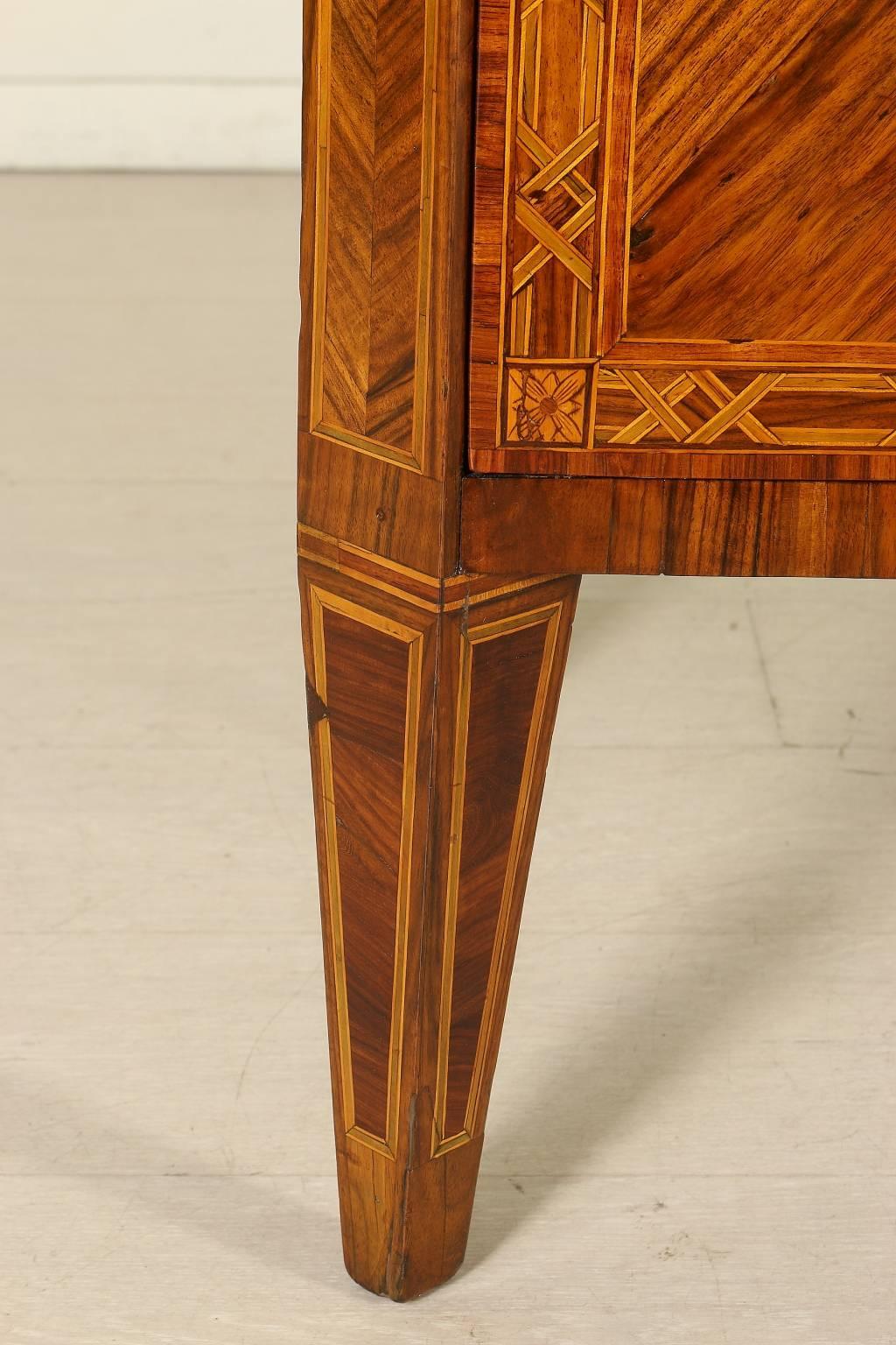 Late 18th Century Neoclassical Italian Walnut Veneered Inlaid Chest of Drawers In Good Condition In Milano, IT