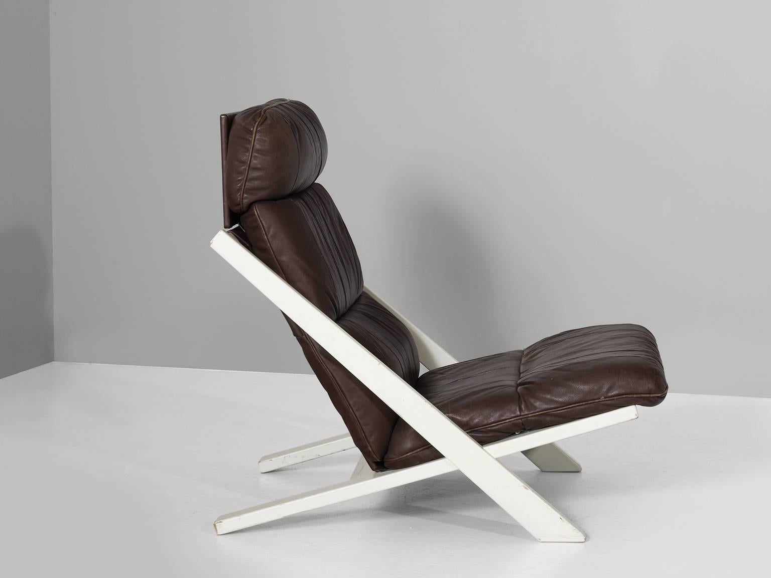 Lounge chair, in wood and leather by Uli bergere for De Sede, Switzerland 1970s.

High back lounge chair by de Swiss quality manufacturer De Sede. The X-shaped frame consists of white lacquered wood. This makes an interesting contrast to the warm