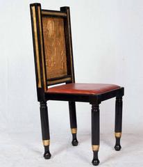 Satz von acht vergoldeten und bemalten, ägyptisch inspirierten Esszimmerstühlen