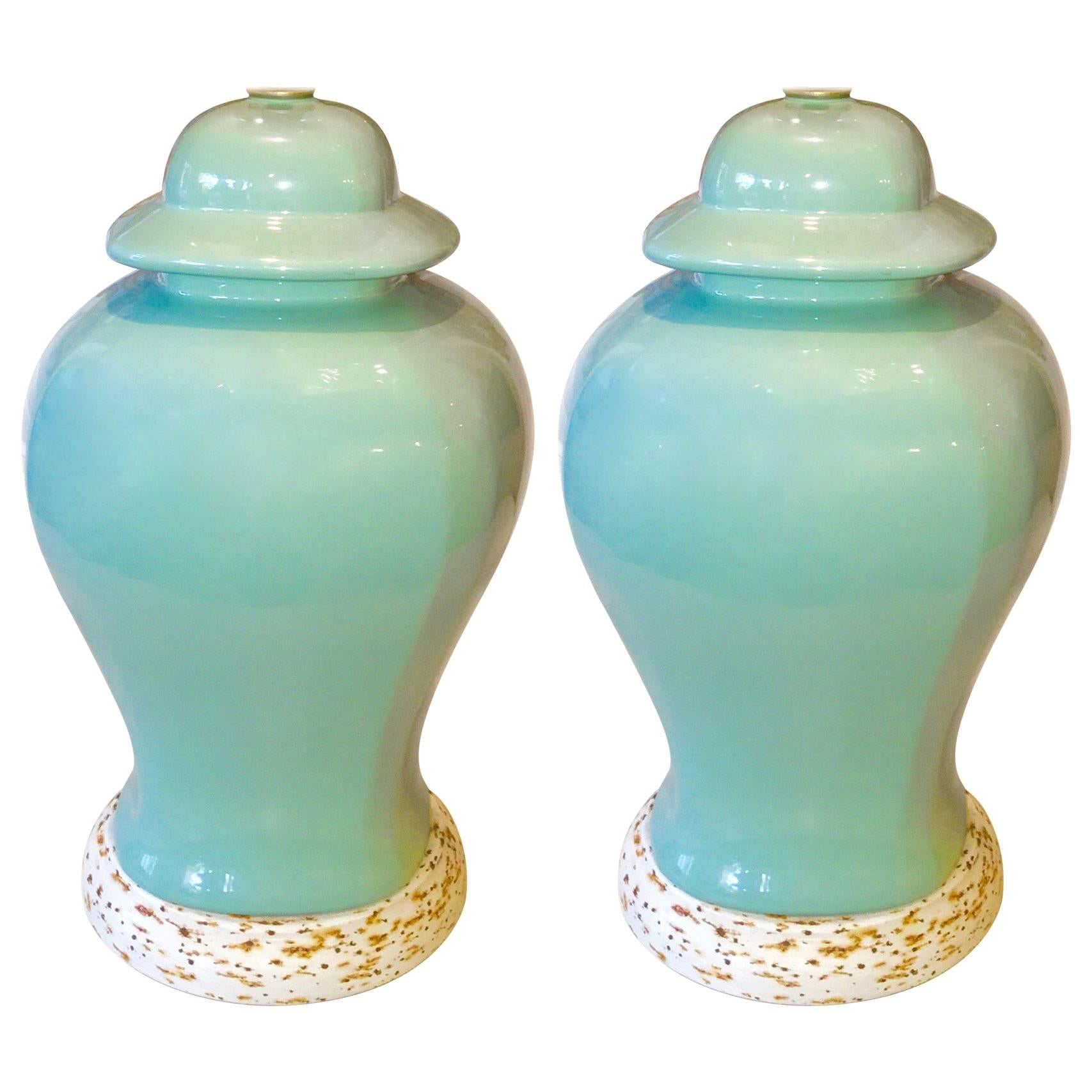 Paire de lampes américaines mi-siècle en porcelaine céladon en forme de jarre de temple