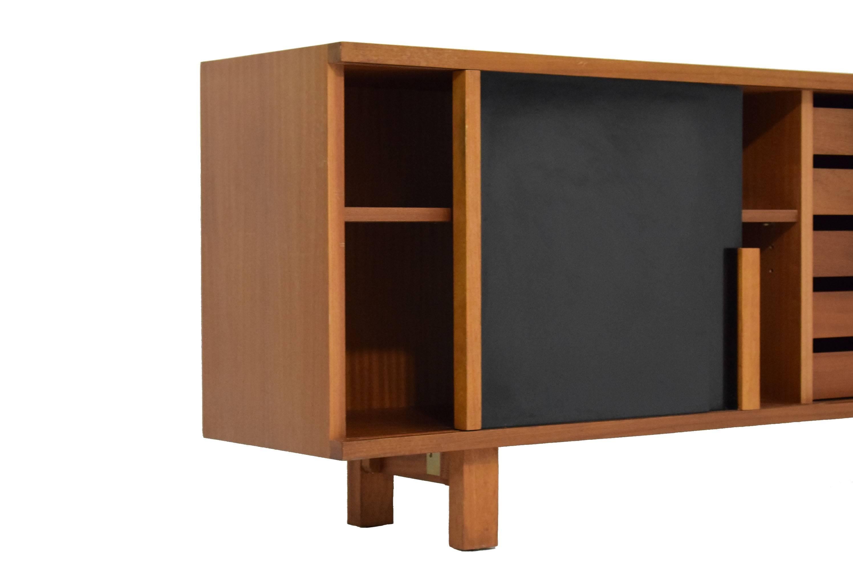 Rare Midcentury Sapele and Black Sliding Door Sideboard In Excellent Condition For Sale In London, GB