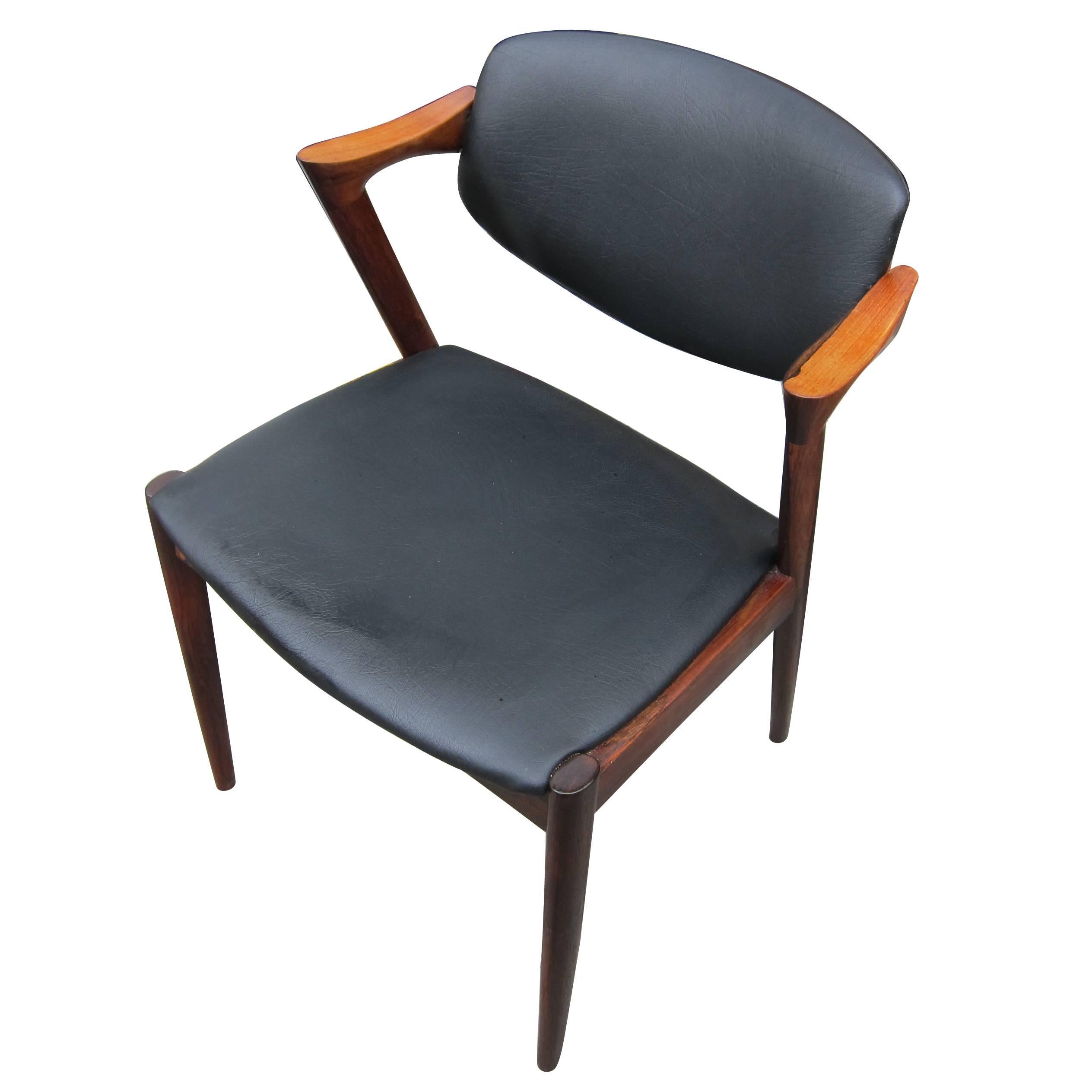 12 Kai Kristiansen, model 42, dining room chairs in rosewood. The chair has a pivoting back and smooth curves. They are all refurnished and come with new ebbing straps.

They are in excellent vintage condition.

Up to 12 rosewood chairs available