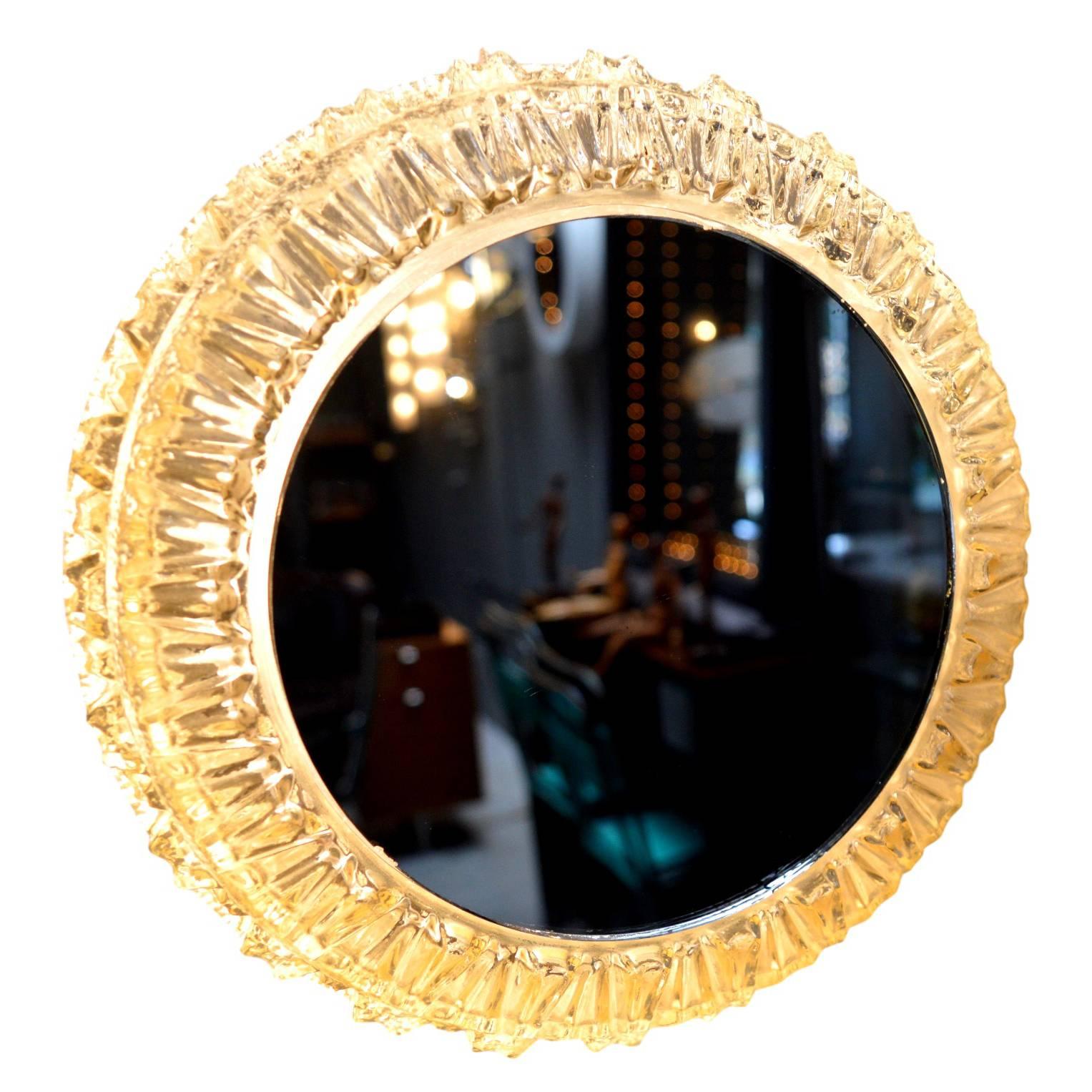 Magnifique miroir lumineux allemand. Verre à facettes avec miroir rond inséré. Nouvellement recâblé. Excellent état vintage. Superbe miroir mural ou montage encastré.