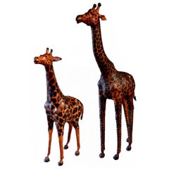 Paire de grandes sculptures de girafe en cuir