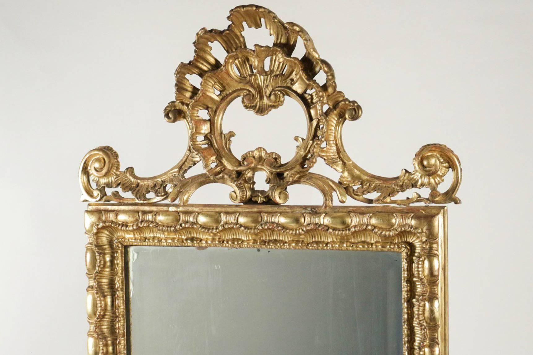 Louis XV Mid-18th Century Italian Hand-Carved Giltwood Front Top Mirror, circa 1740