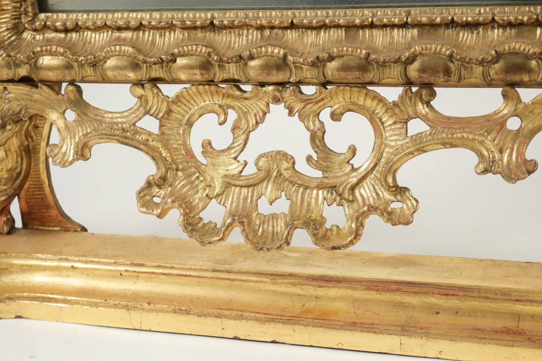 Mid-18th Century Italian Hand-Carved Giltwood Front Top Mirror, circa 1740 2