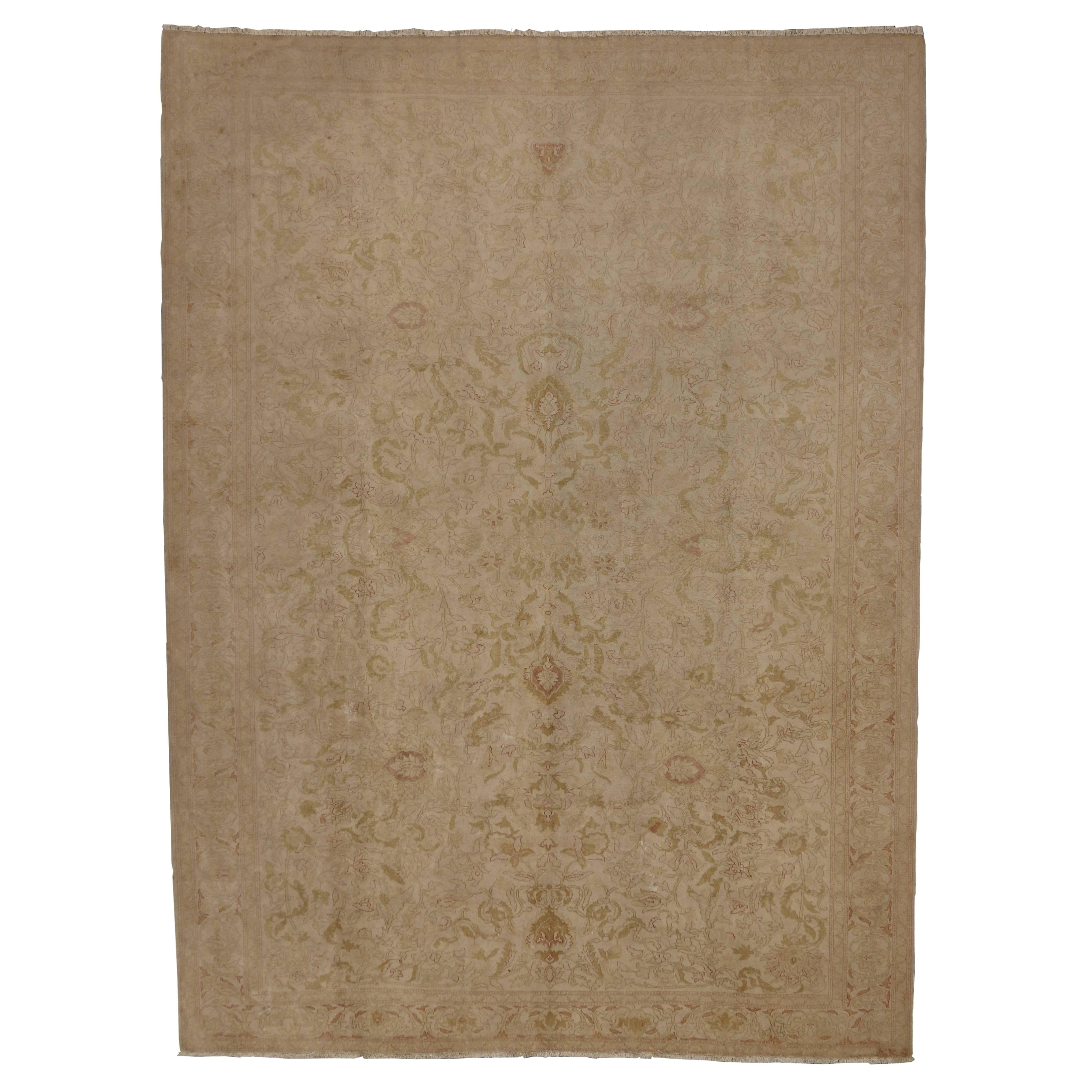 71910 Antiker türkischer Oushak-Teppich mit minimalistischem Stil in weichen, gedeckten Farben 09'02 X 12'07.​​ Bei diesem handgeknüpften antiken türkischen Oushak-Teppich aus Baumwolle trifft eine weiche, maßgeschneiderte Ausstrahlung auf alte
