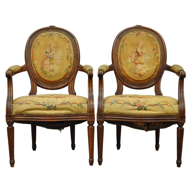 Paire de fauteuils français de style Louis XVI du 19ème siècle en noyer