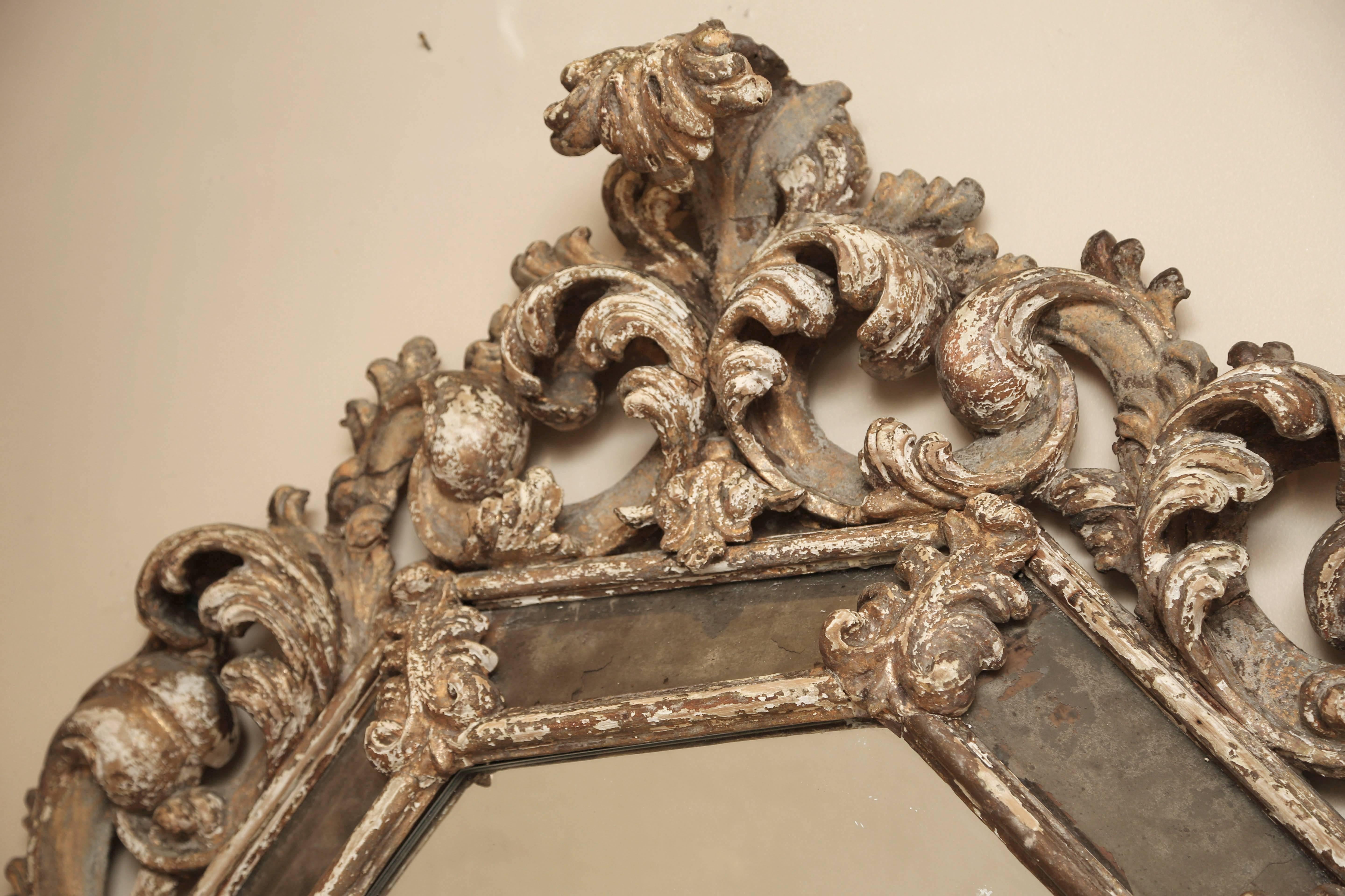 Hand-Carved Early 18th Century, Italian Foliate Carved Mirror